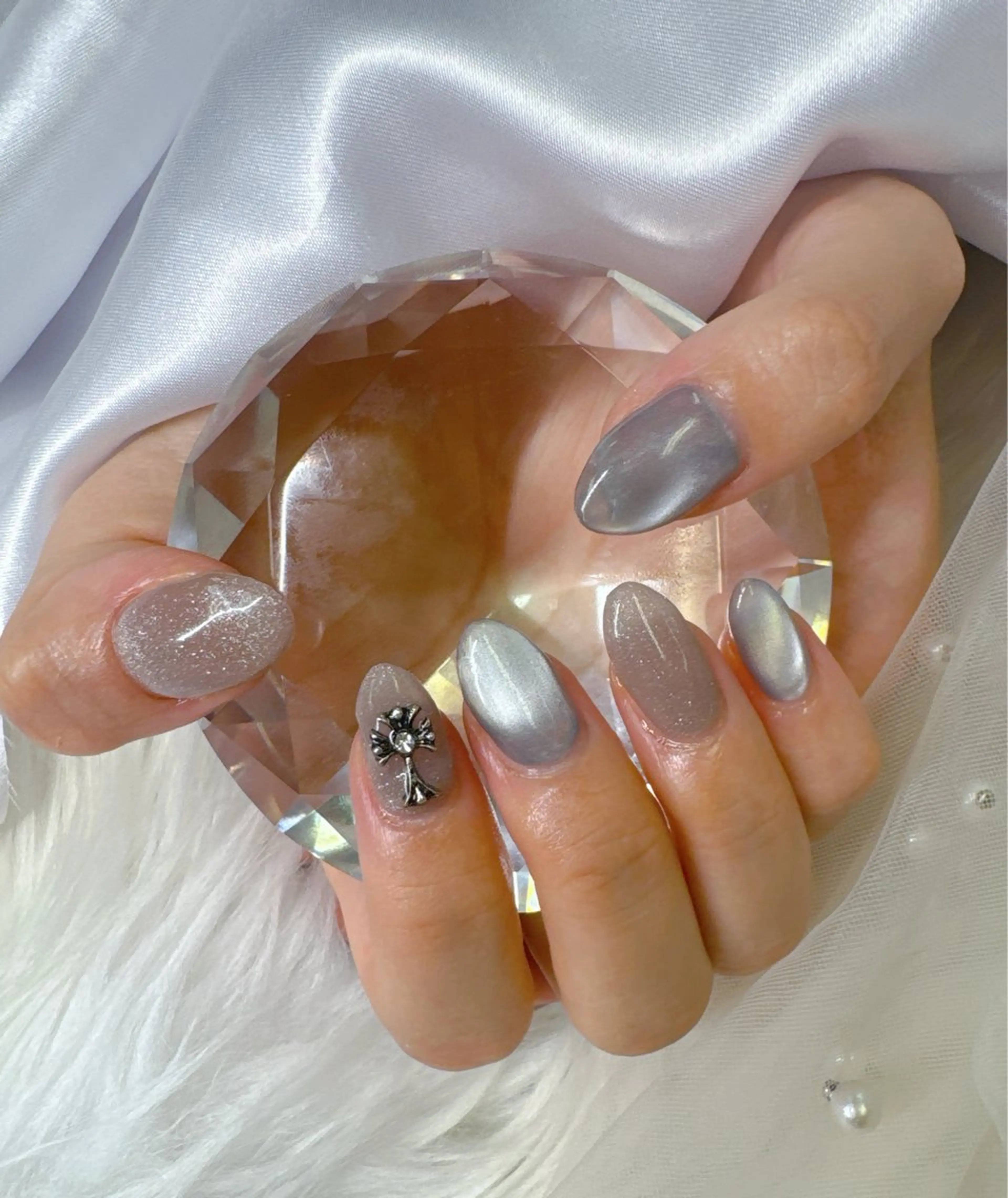 ネイル ボルドー チークネイル ドット 長さ出し フレンチネイル ハンドネイル クイーンズネイル銀座所属・Queeens nailのネイルデザイン