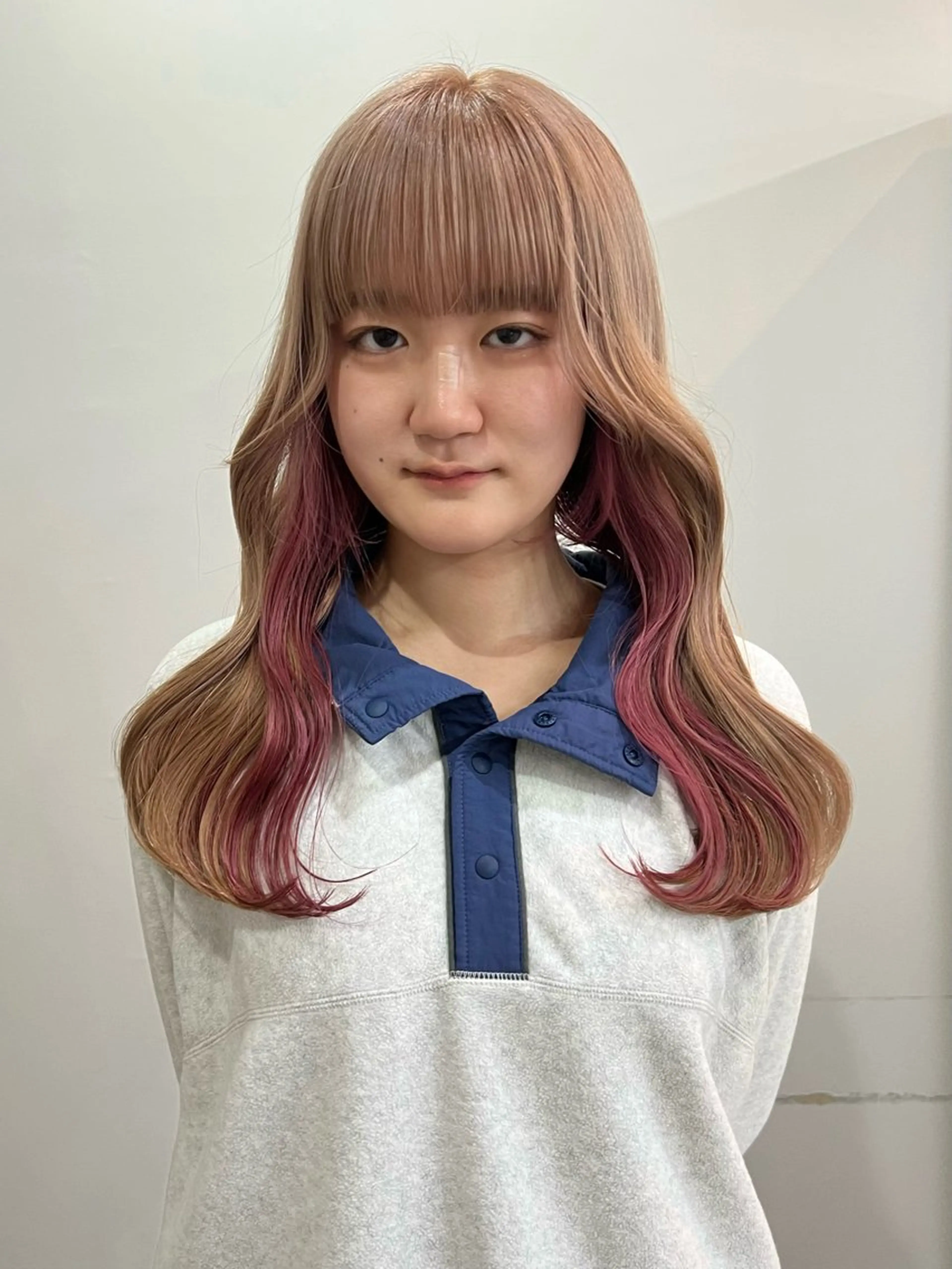 ロング カラー ベージュカラー ブリーチ デザインカラー インナーカラー ミルクティーベージュ ヘアカラー トリートメント 切りっぱなしボブ/ ブリーチカラー/大塚のヘアスタイル