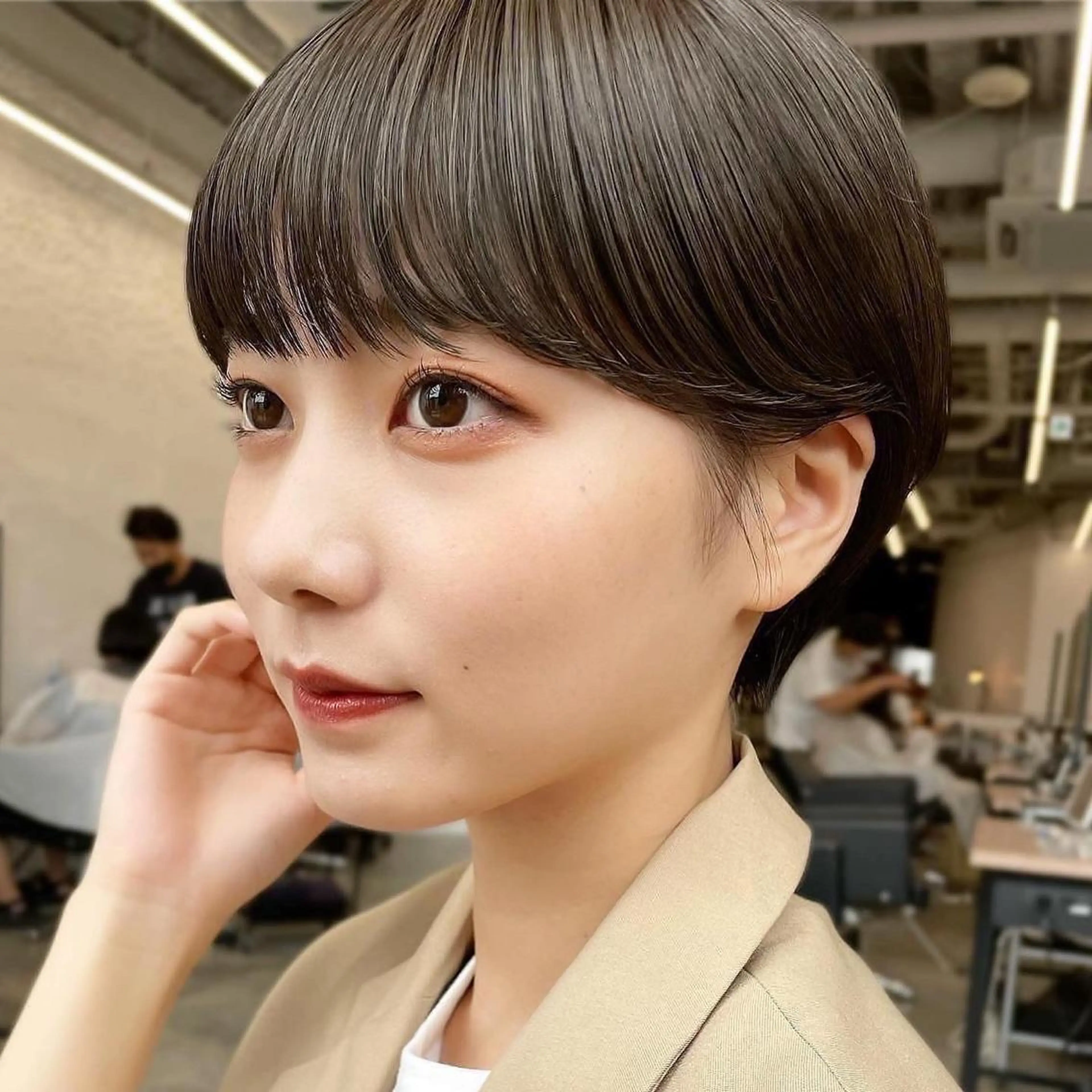 ショート カラー グレージュ オリーブグレージュ オリーブグレー ショートヘア ヘアカラー レイヤー/ショート透 明感カラー/西田祐賀のヘアスタイル