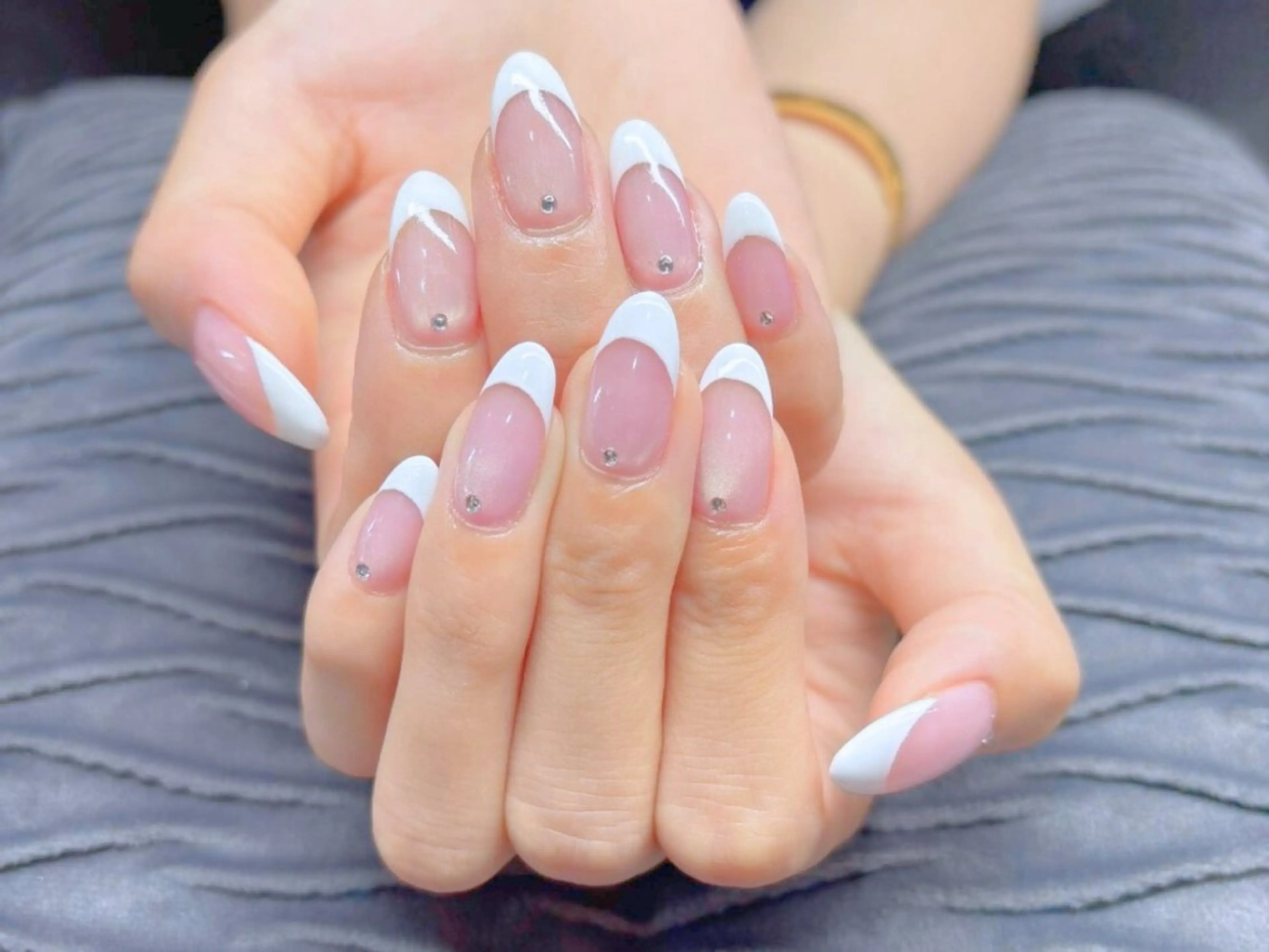 指先をさらに魅力的にフレンチネイル（ベース有り）💅🏻✨️の写真