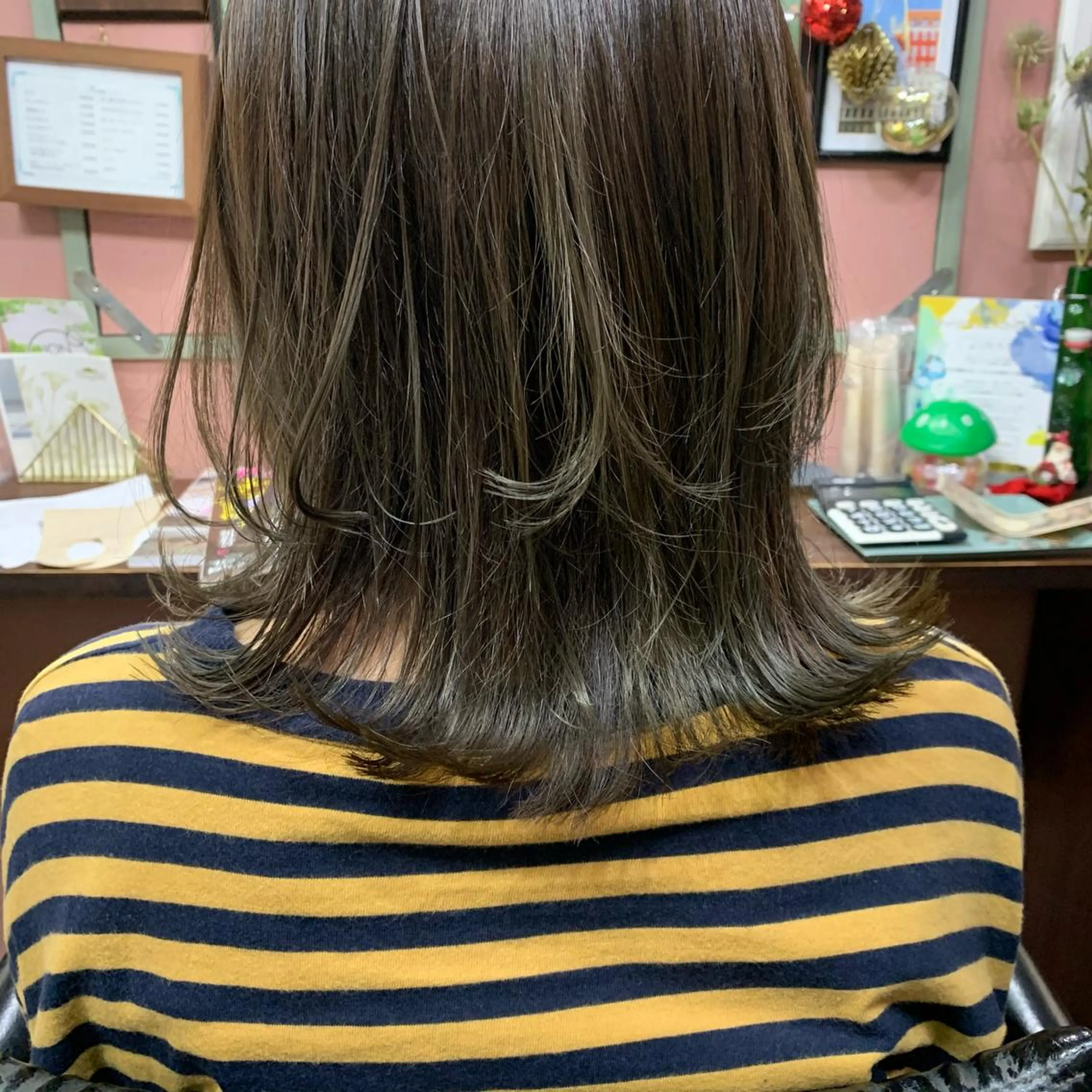 ミディアム カラー オリーブカラー オリーブグレー オレンジ レイヤーカット chouette/ 根本優希のヘアスタイル