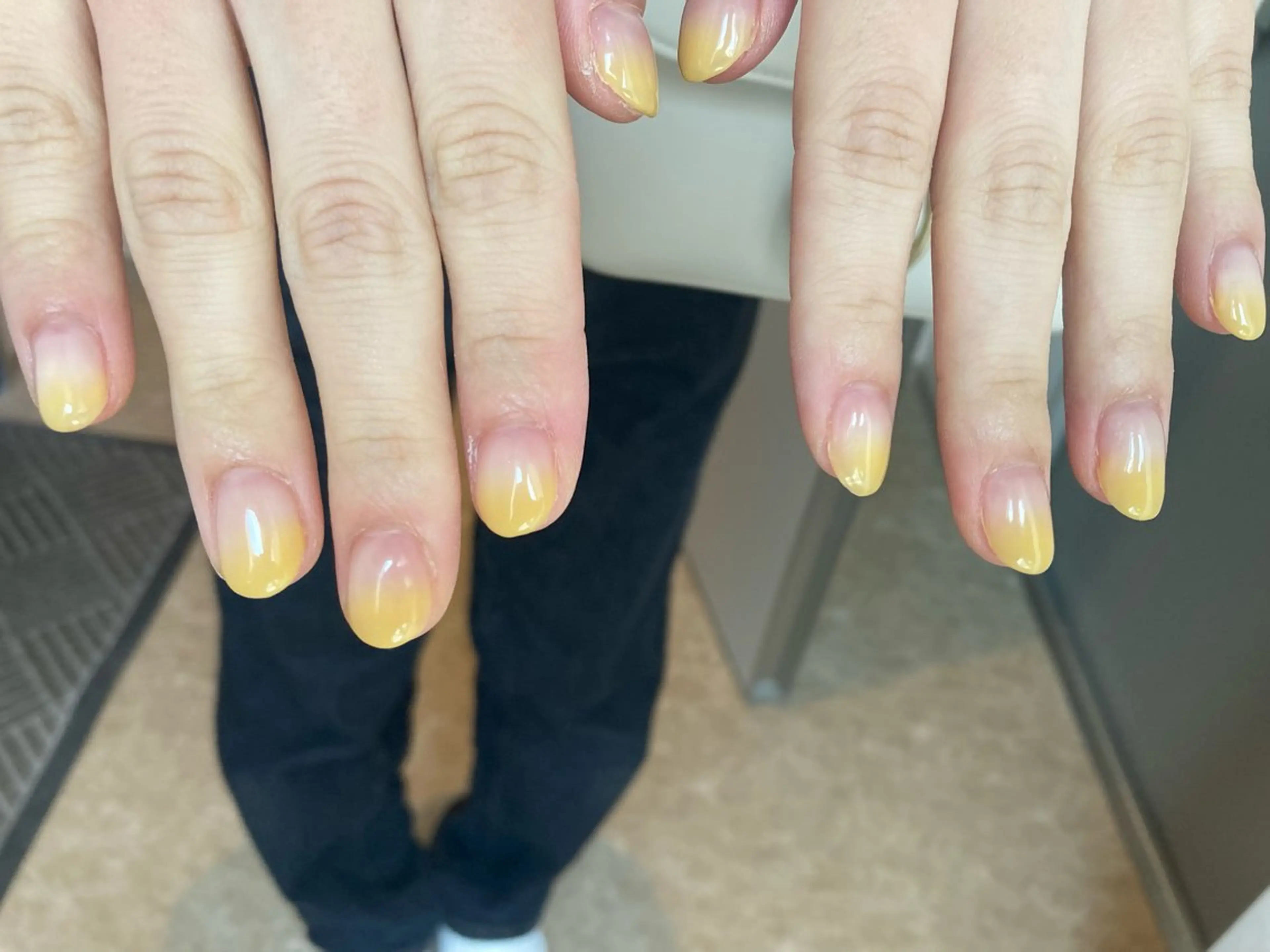 ネイル グラデーション 黄色 ハンドネイル .Etel atelier.のネイルデザイン