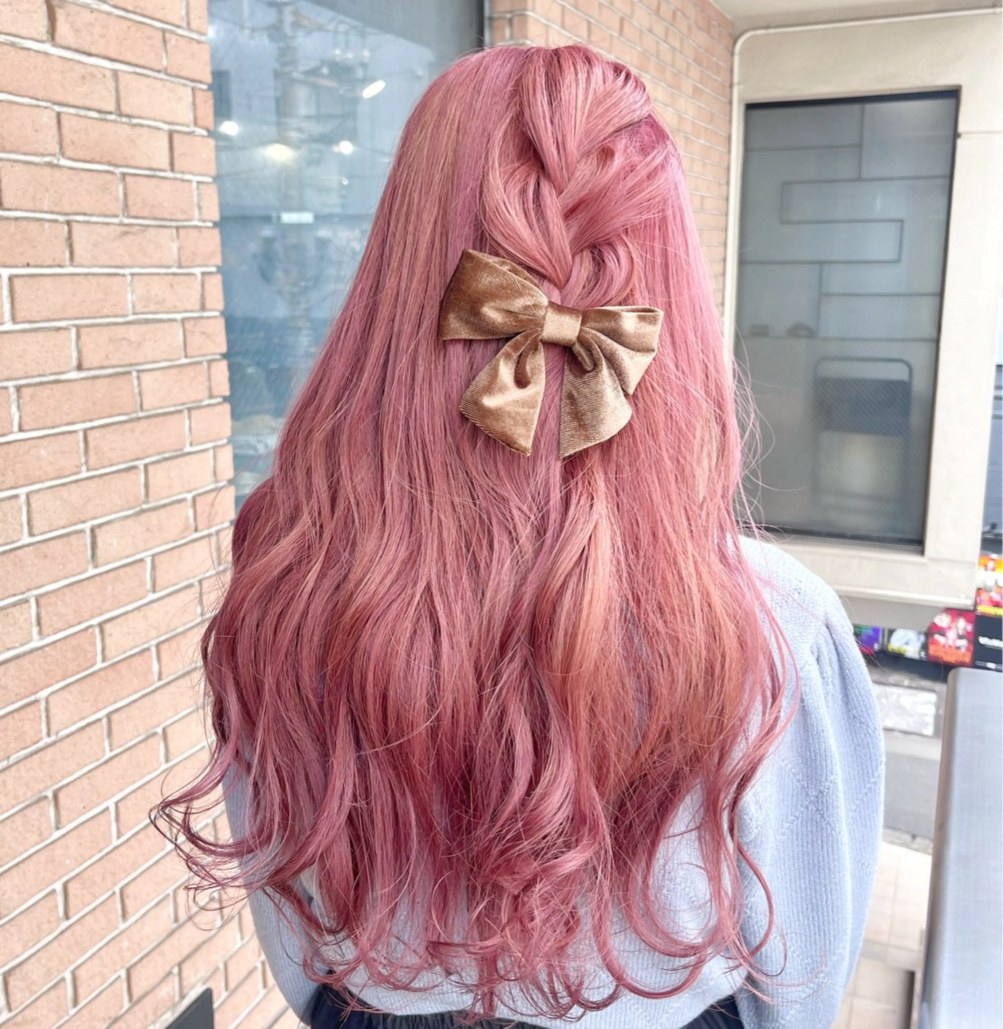 ロング カラー ヘアアレンジ ブリーチ ヘアカラー ピンクカラー🩷 ヘアセットＮＯ.1のヘアスタイル