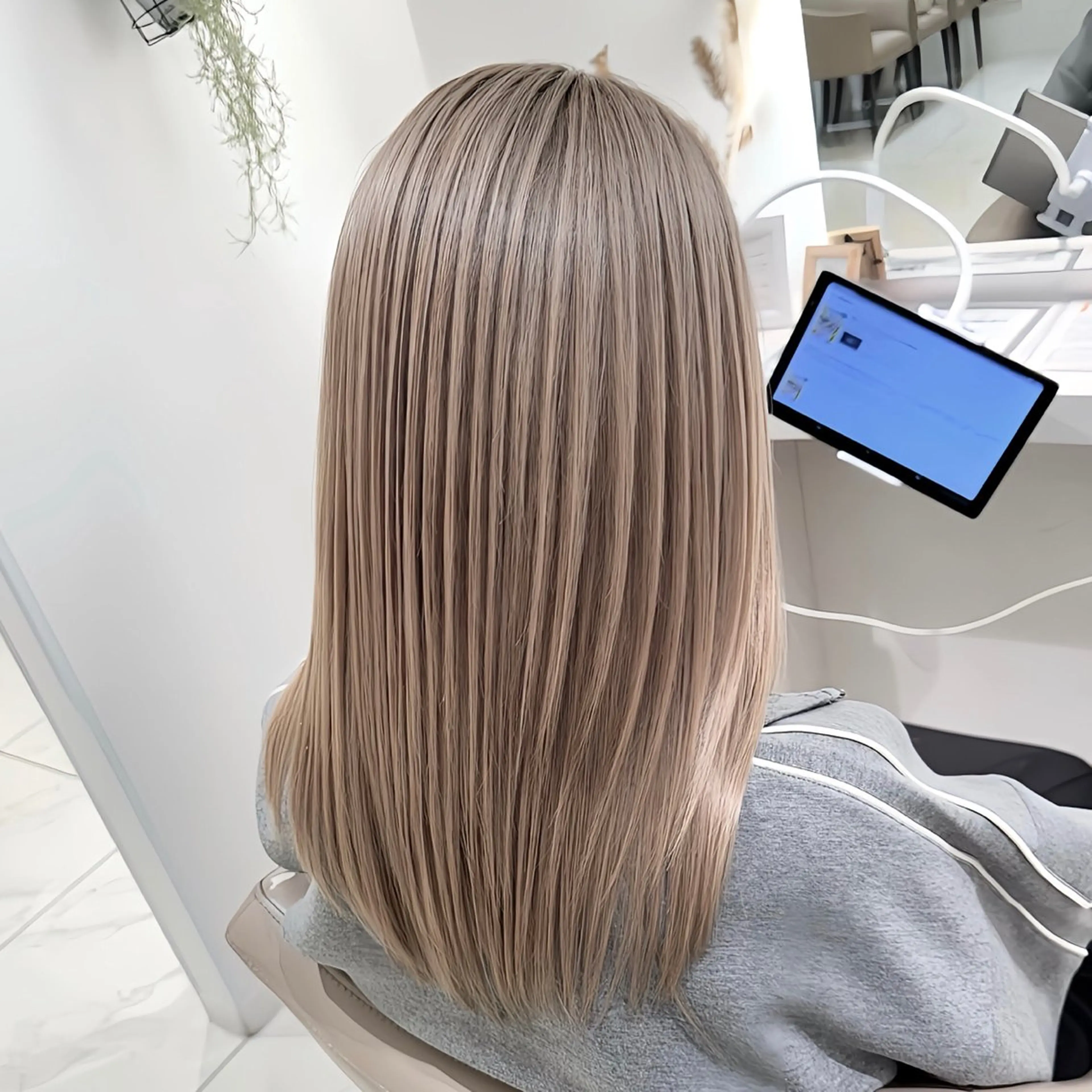 カラー ベージュカラー ブリーチ ミルクティーベージュ ヘアカラー トリートメント 加藤 芽実のヘアスタイル