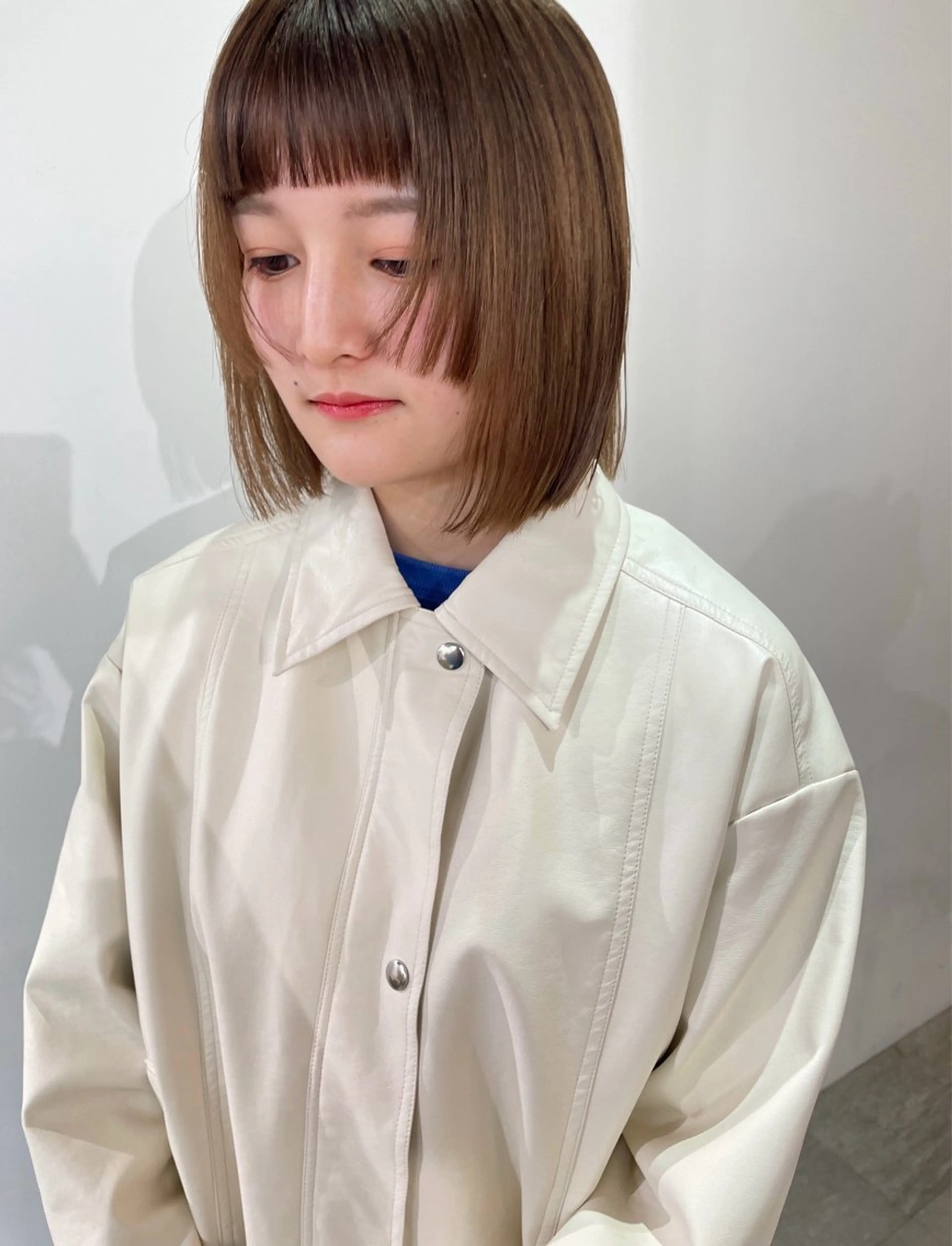 ショート カラー ベージュカラー ブリーチ ケアブリーチ ダブルカラー ハイトーンカラー カット ヘアカラー トリートメント MIU/ルーツカラー ボブ/顔周りレイヤーのヘアスタイル