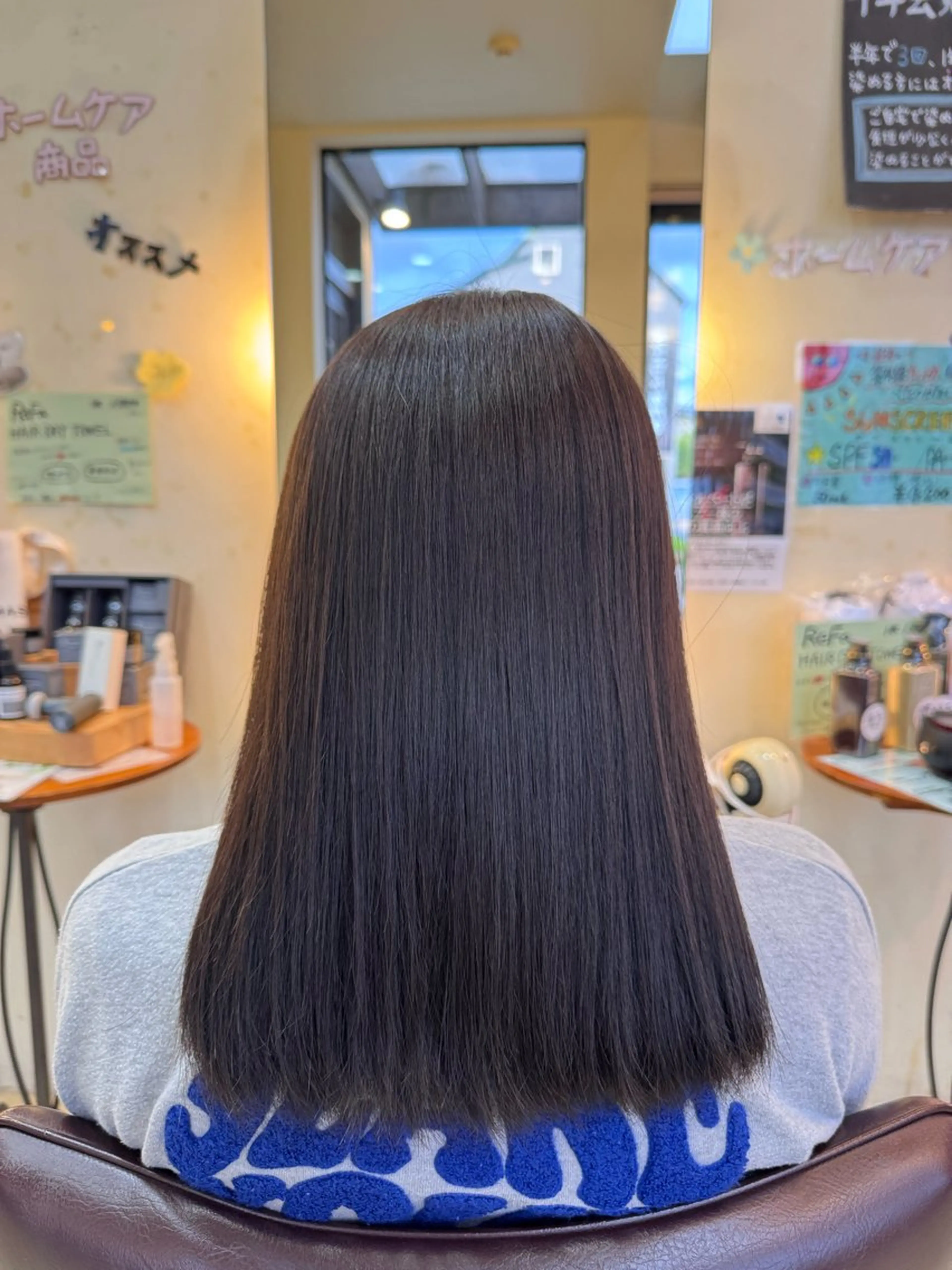 セミロング アッシュ アッシュブラウン ヘアカラー 善方 心音のヘアスタイル