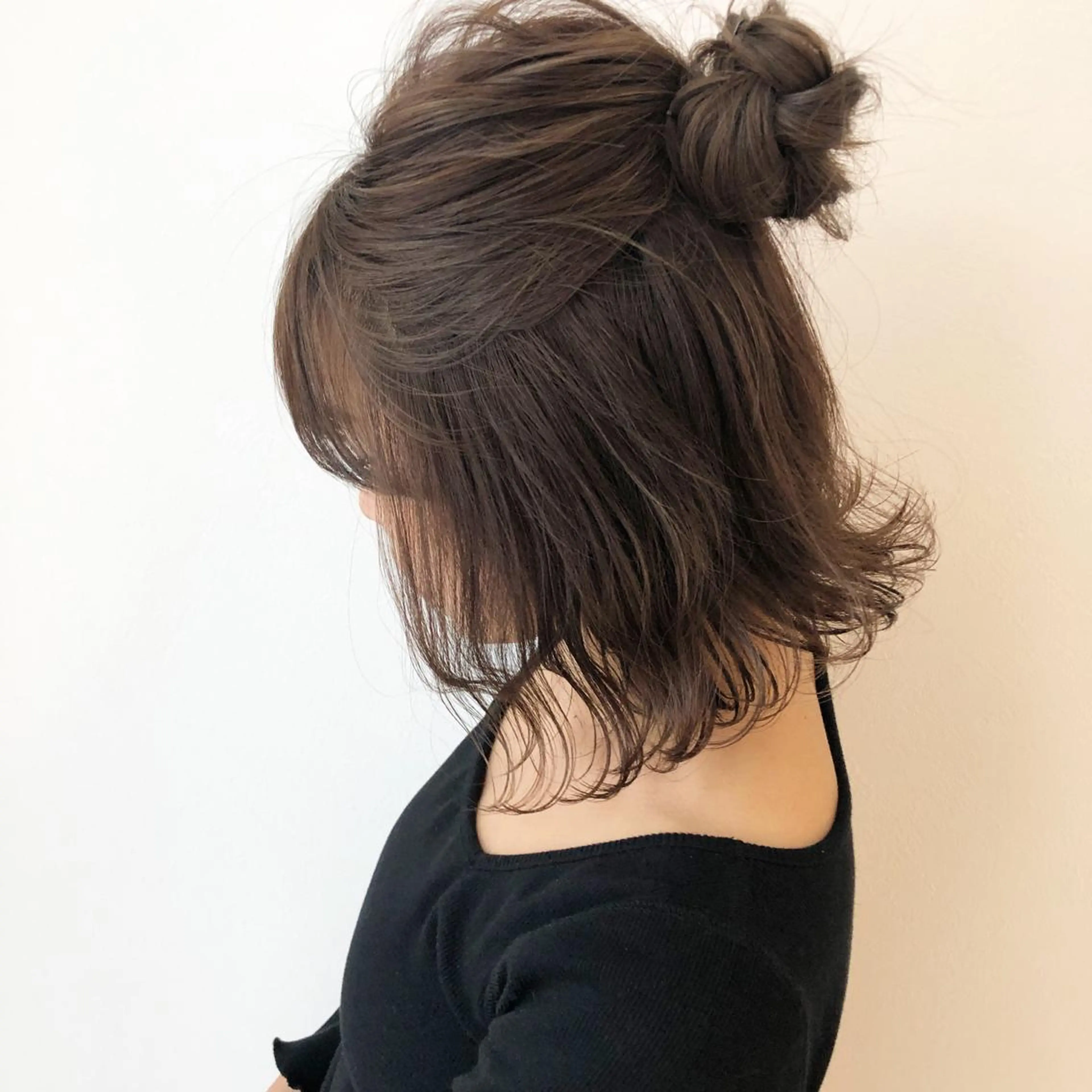ミディアム カット ヘアカラー トリートメント a .のヘアスタイル
