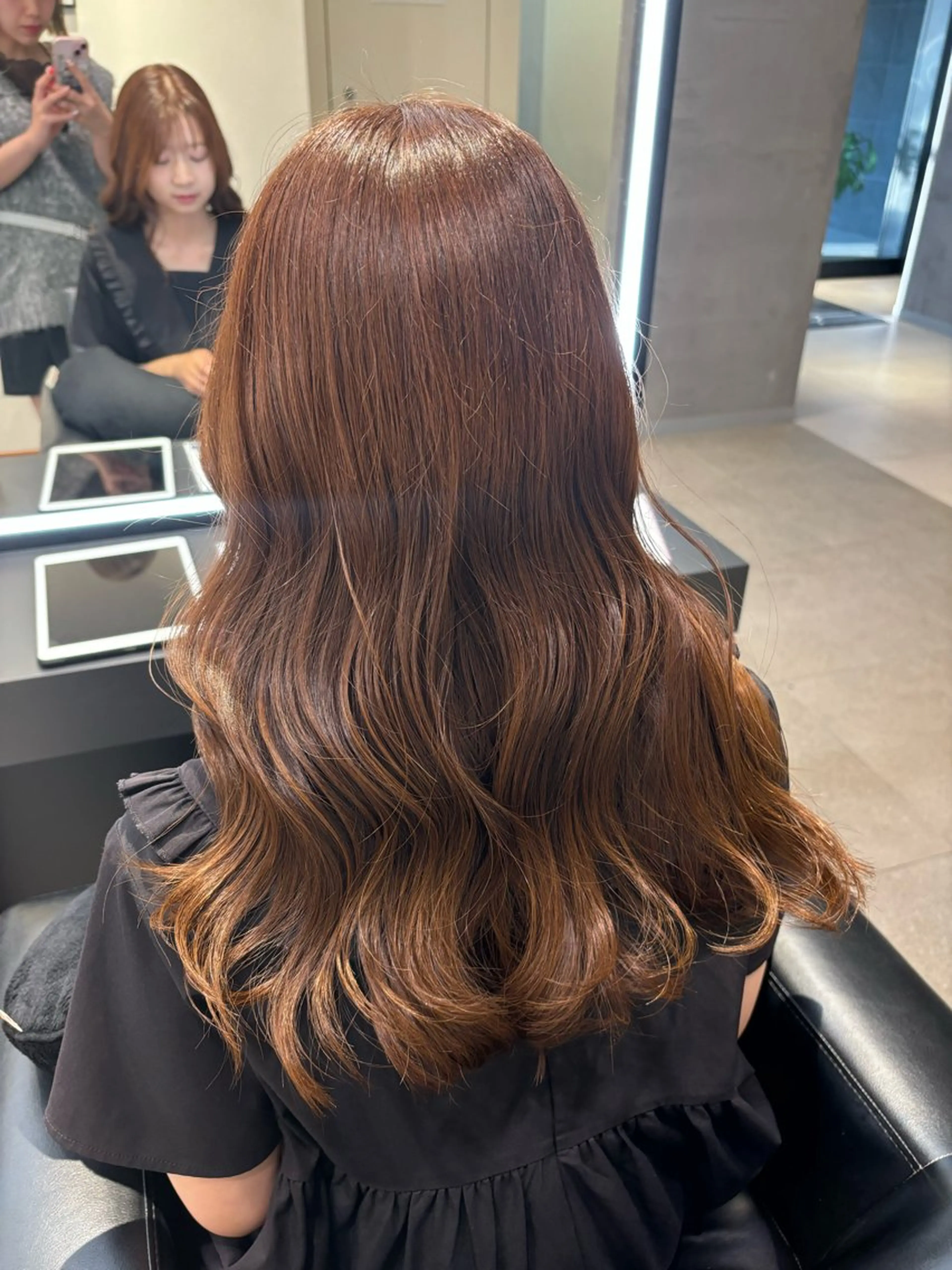 セミロング KAREN（ému） 伏見/パーマモデルのヘアスタイル