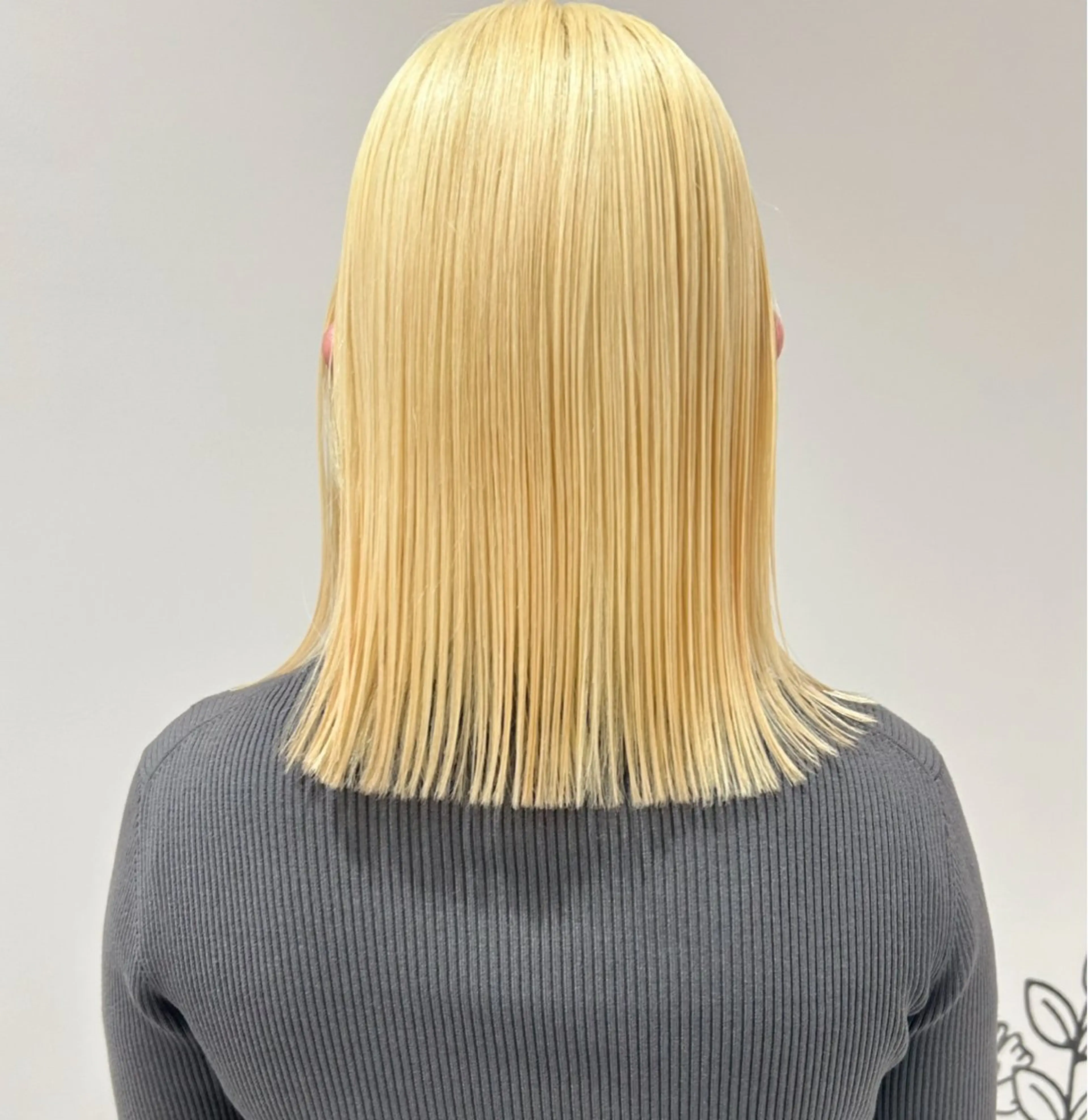 ミディアム カラー ブリーチ 抜きっぱなしブロンド カット ヘアカラー トリートメント ブリーチ/Wカラー パーマ/似合せカットのヘアスタイル