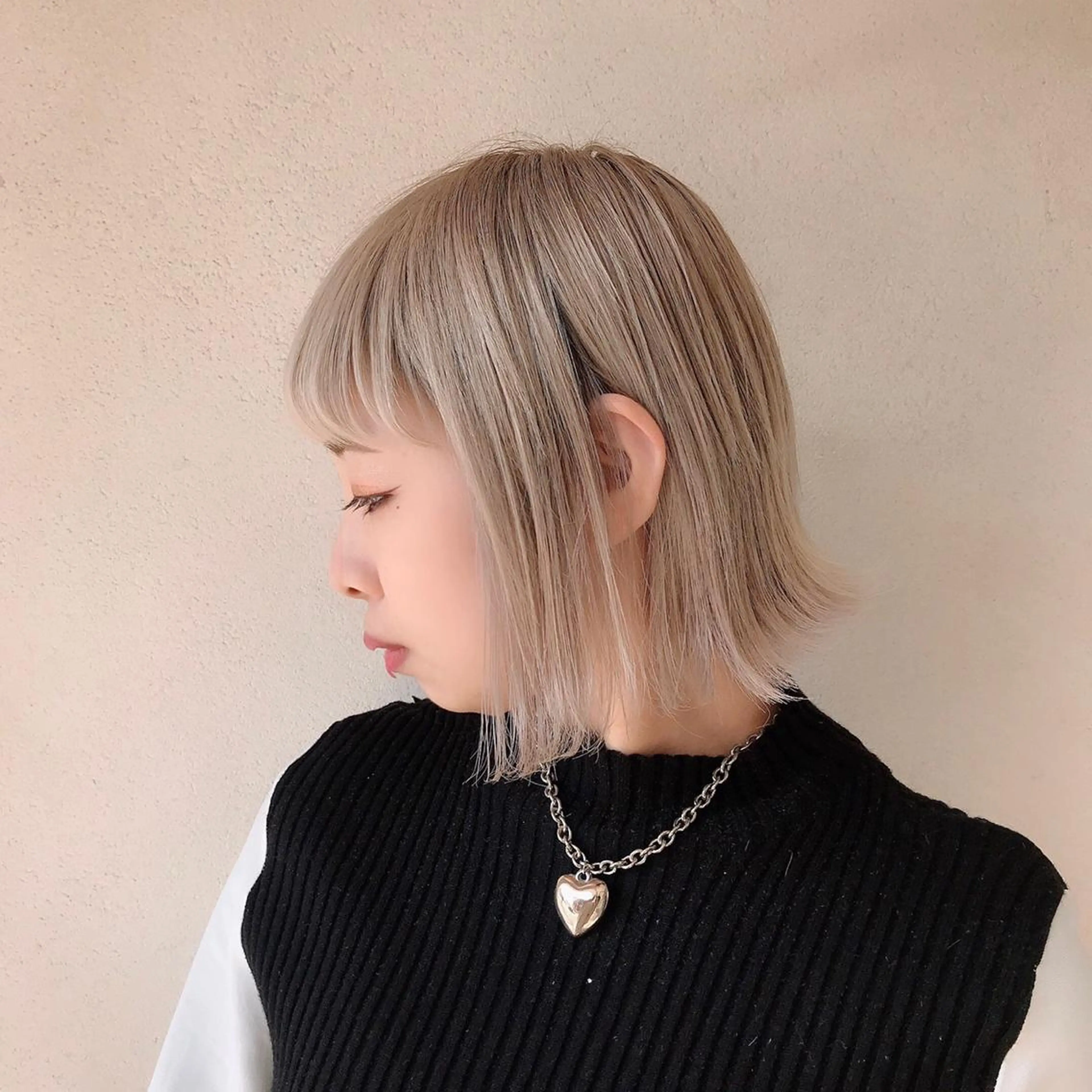 ミディアム カラー ハイトーンカラー ボブ 黒田 菜結のヘアスタイル