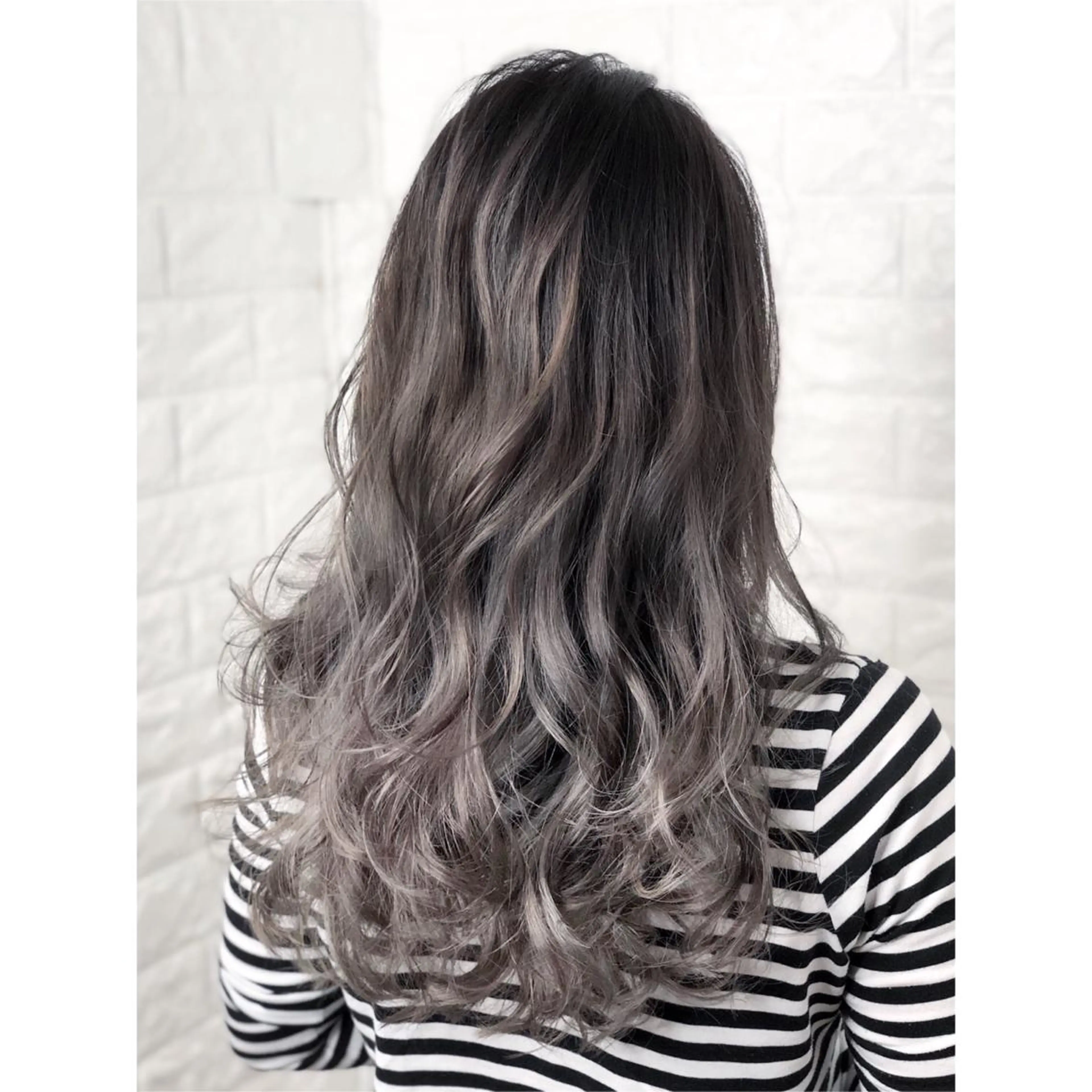 セミロング カラー バレイヤージュ ブリーチ グレージュ シルバー シルバーグレージュ カット ヘアカラー KIZU 髪質改善 オカルト怪談のヘアスタイル