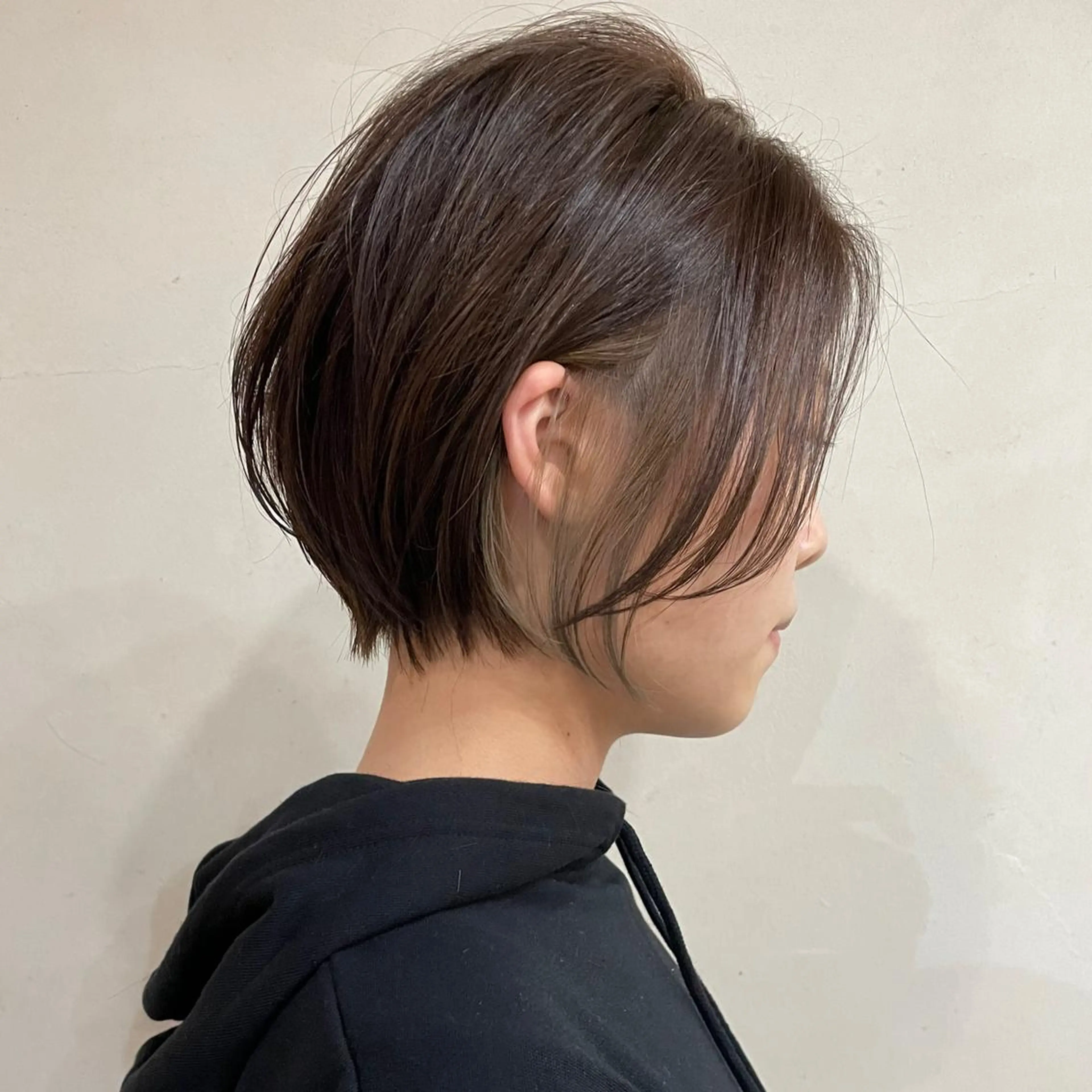 ショート カラー ショートボブ ハンサムショート 丸みショート デザインカラー ハイライトカラー ヘアカラー 京都烏丸ショート カット秋山のヘアスタイル