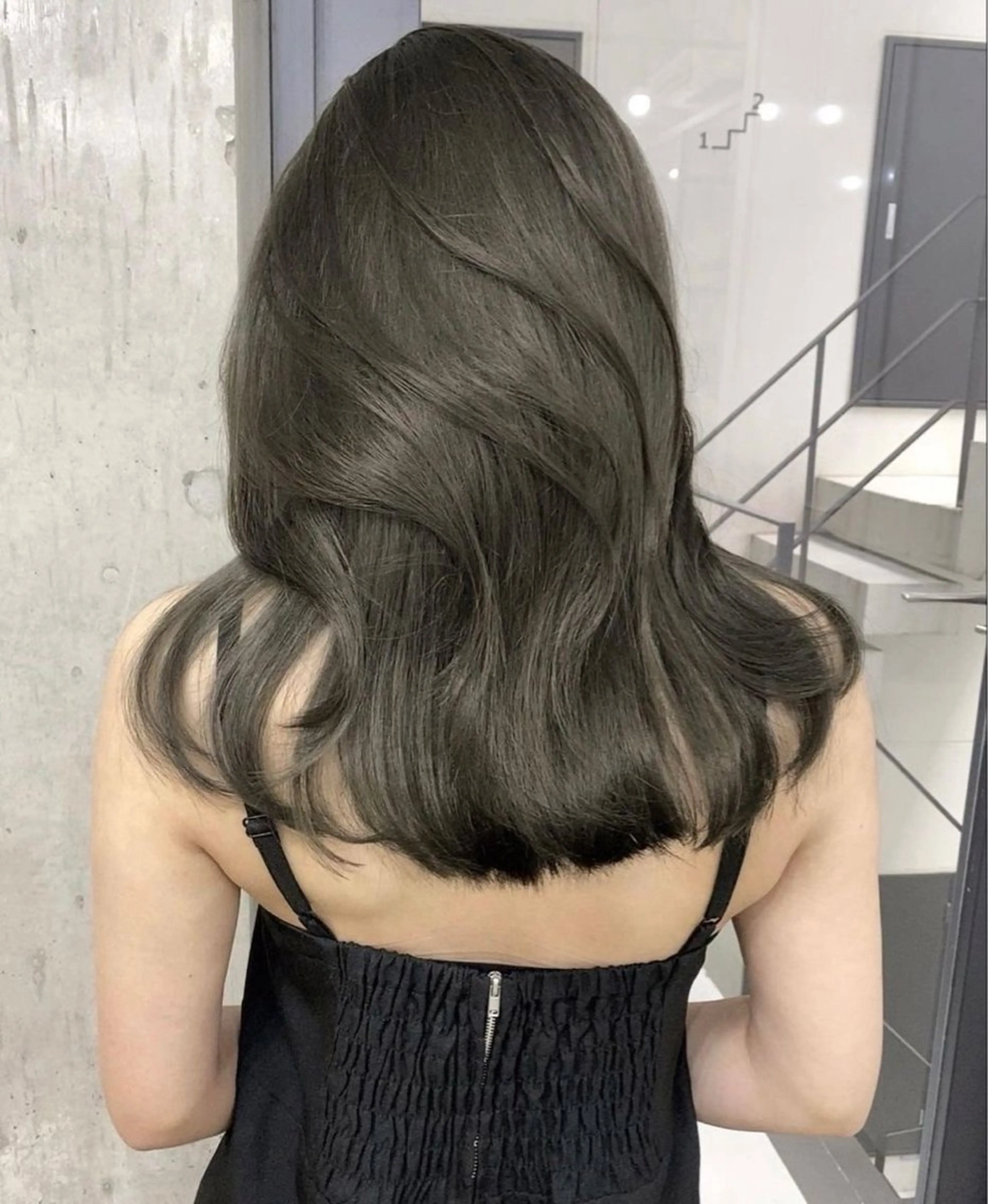 ロング カラー ベージュカラー オリーブベージュ ヘアカラー トリートメント 🌊海外ハイライト リタッチ/グレー系のヘアスタイル