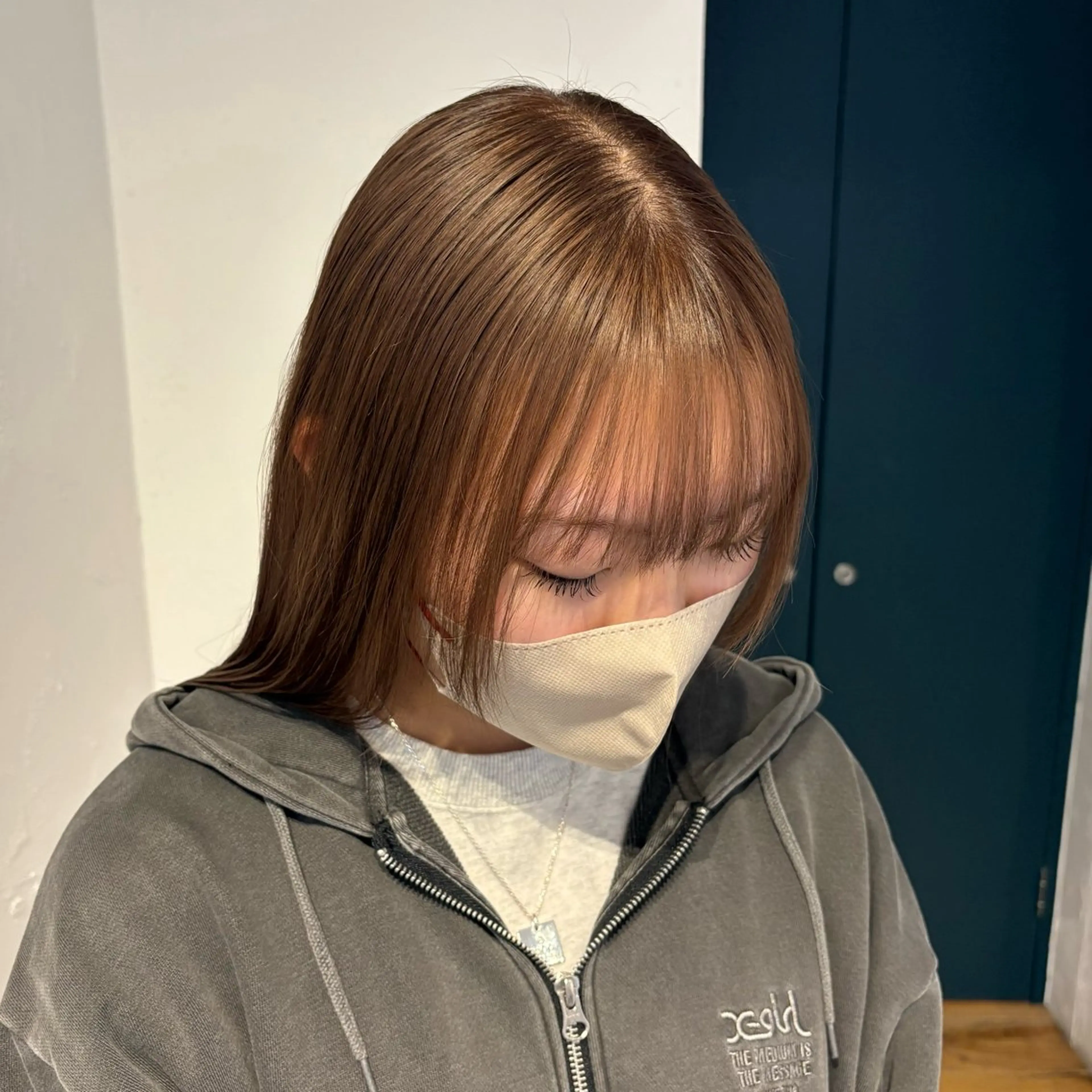 ミディアム カラー ブリーチ カット ヘアカラー mina / 透明感ベージュカラーのヘアスタイル