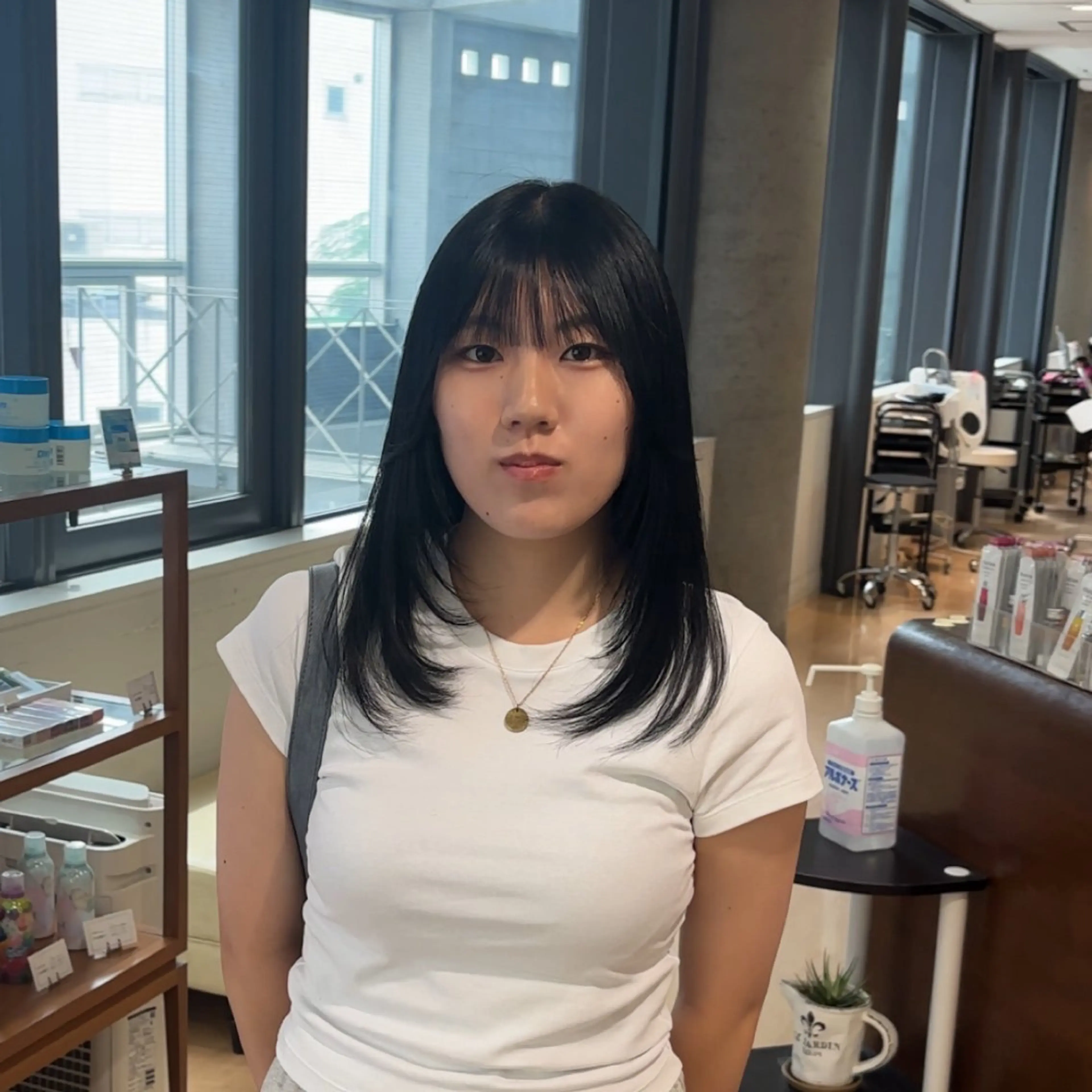 セミロング カラー aura所属・波巻きパーマ✨️ ケアブリーチカラーのヘアスタイル