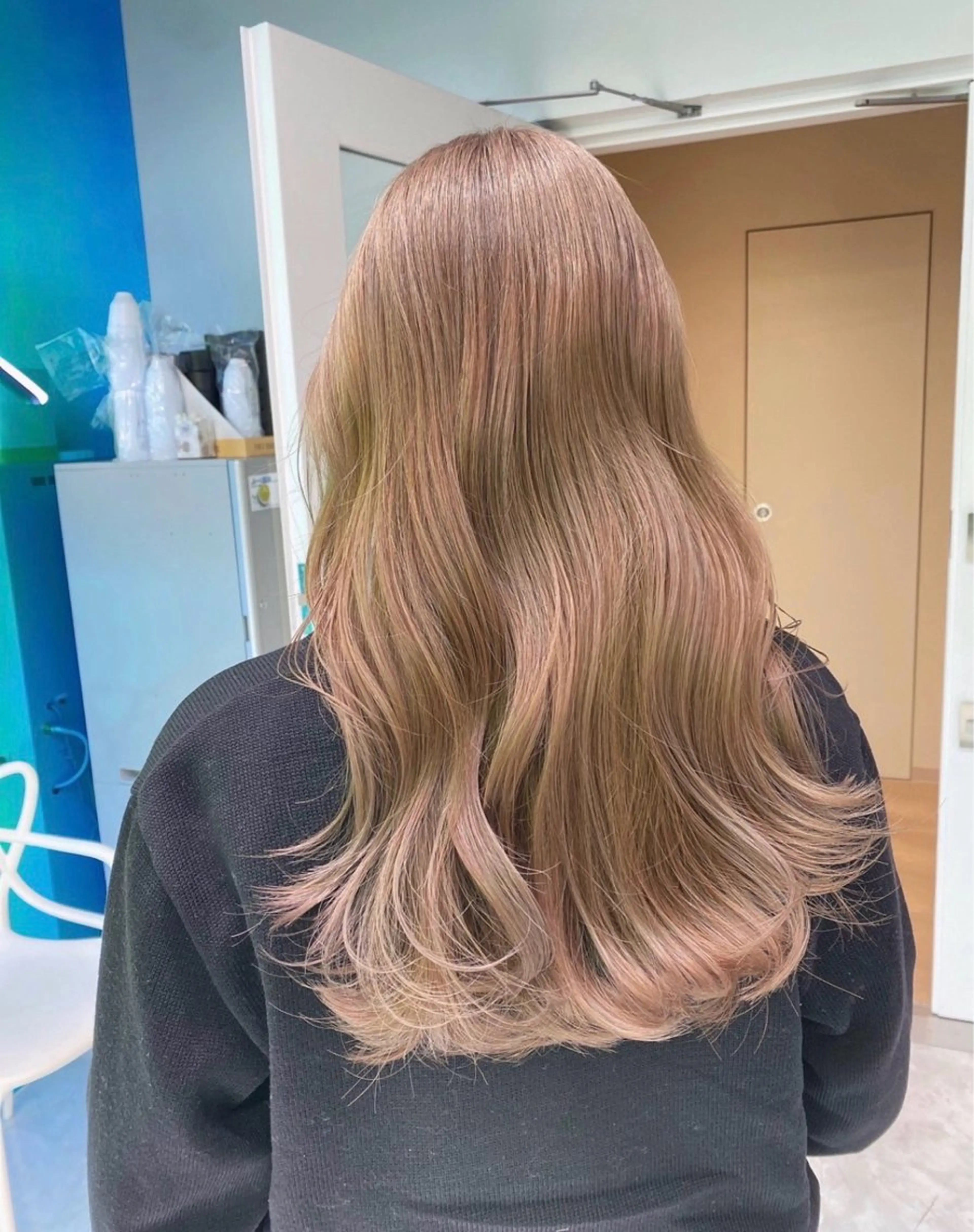 セミロング カラー ヘアアレンジ ベージュカラー ブロンド 透明感カラー ハイトーンカラー ハイトーンベージュ カット ヘアカラー トリートメント ヘアセット 🩵ダメージレス艶感 ハイトーン🩷のヘアスタイル