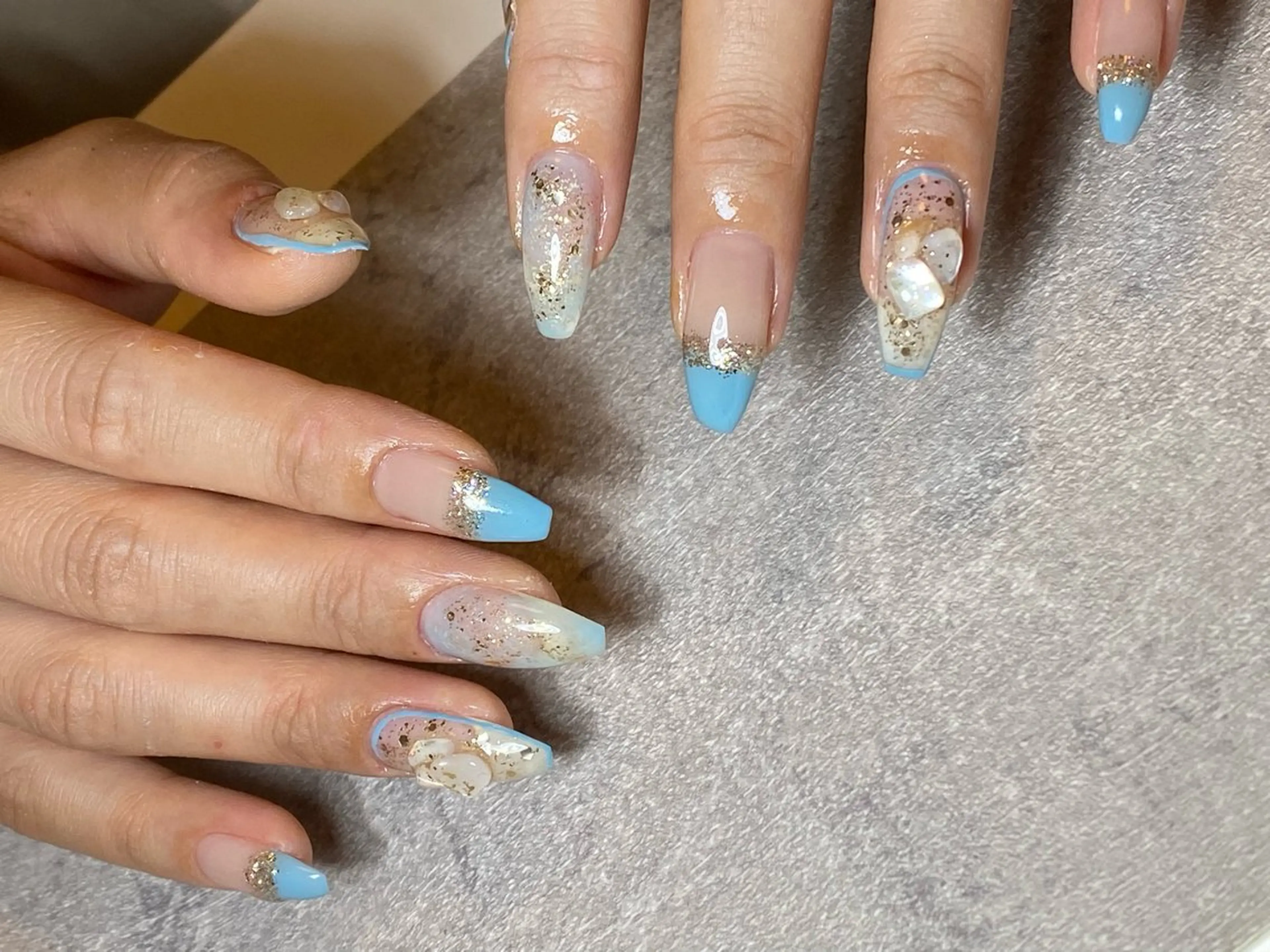 ネイル キラキラネイル 水色 ニュアンスネイル 夏ネイル ハンドネイル a... nailのネイルデザイン
