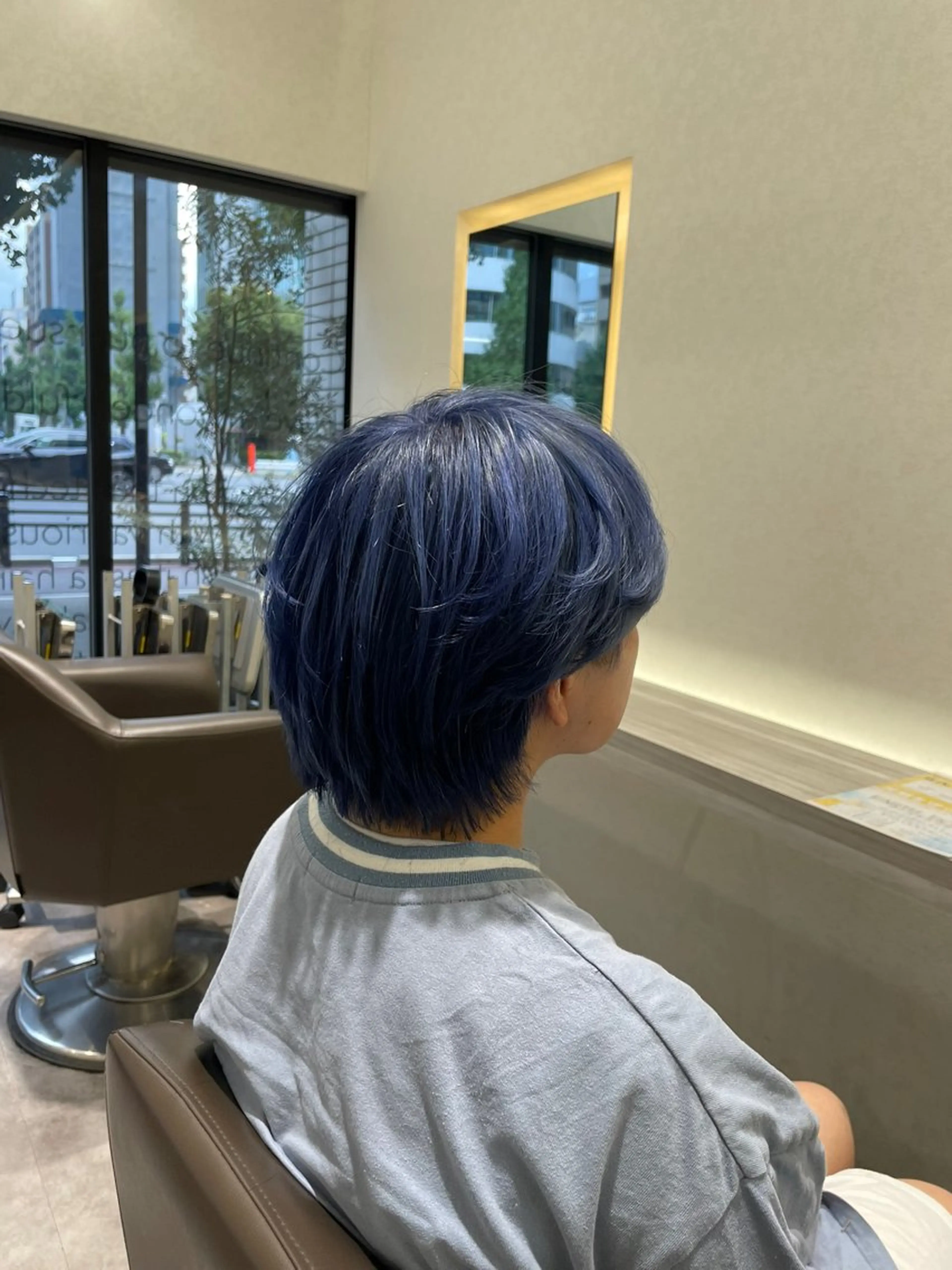ショート カラー メンズ メンズブリーチ ブリーチ ブルーカラー シルバー メンズ特化店長✨ 9/7空き◎岡本一真のヘアスタイル