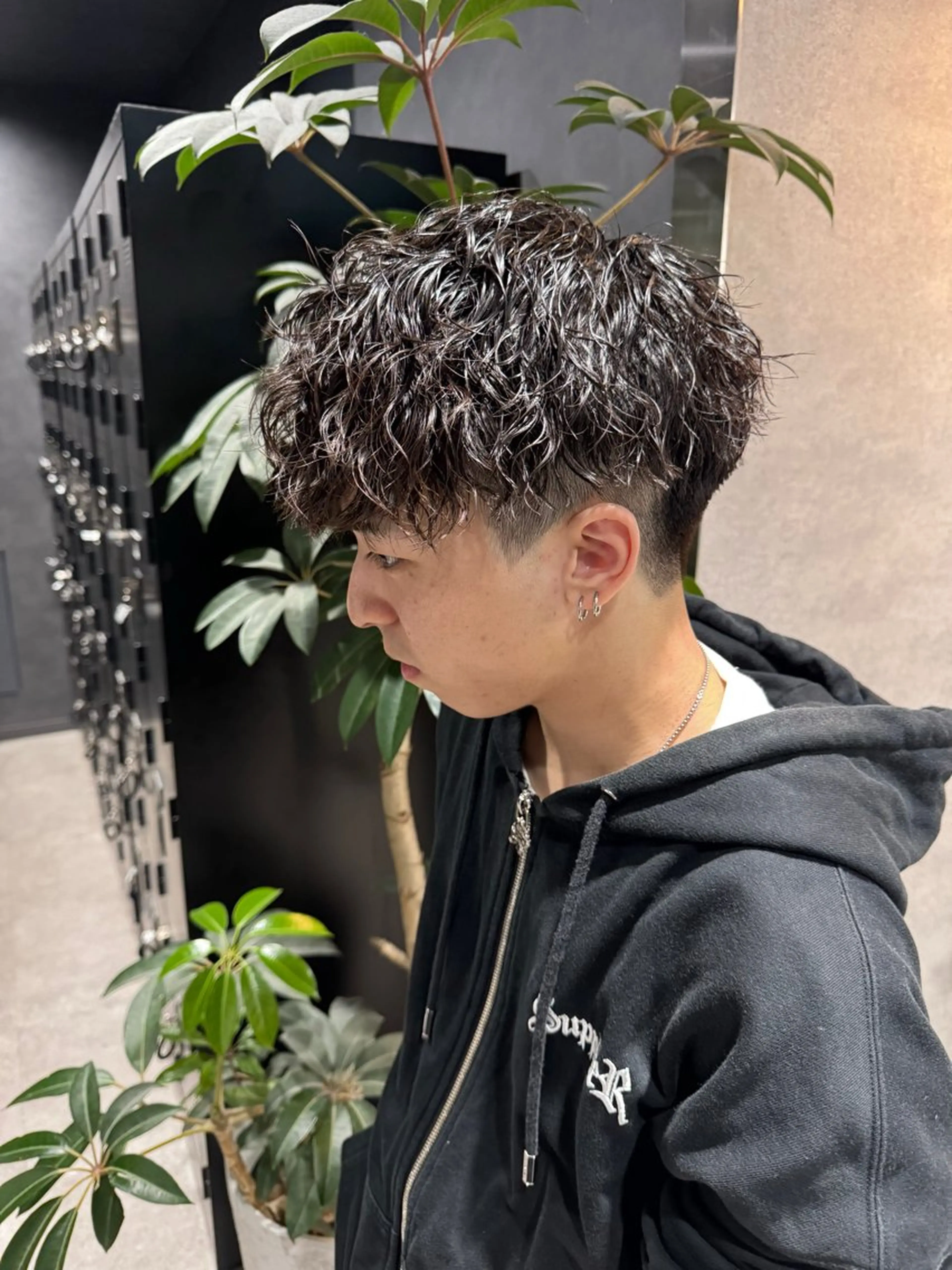 ショート カラー パーマ ヘアアレンジ メンズ メンズブリーチ センターパート メンズハイライト メンズハイトーン マッシュ カット パーマ トリートメント ヘッドスパ ヘアセット スパイキー/フェザー /波巻き/かいとのヘアスタイル