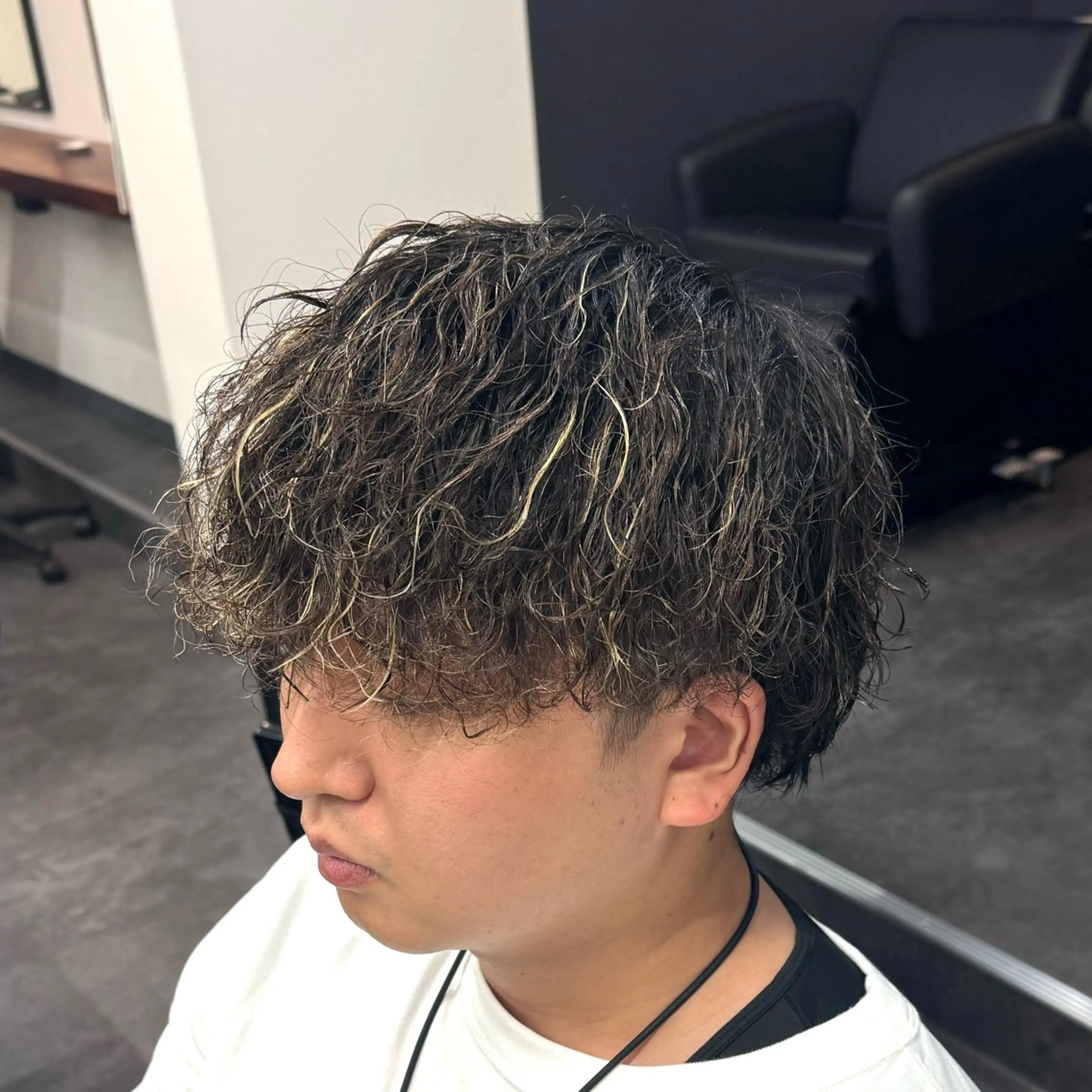 カラー パーマ メンズ メンズハイライト メンズパーマ 波巻きパーマ ハイライトカラー カット ヘアカラー パーマ 柏メンズカットパーマ NO.1タイチのヘアスタイル