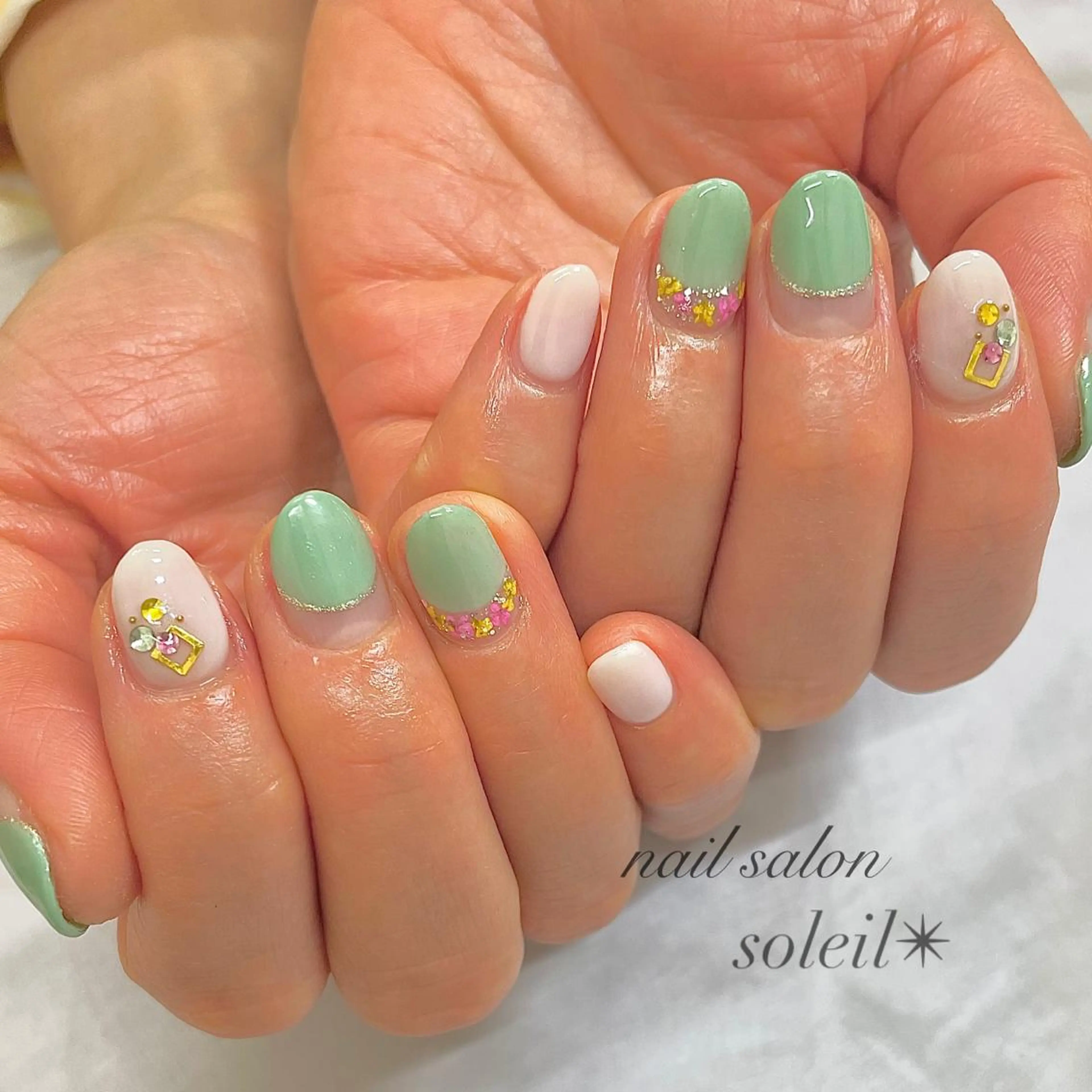 ネイル フラッシュネイル フラワーネイル ラメ(グリッター) ミラーネイル ニュアンスネイル 粟津 美紀のネイルデザイン