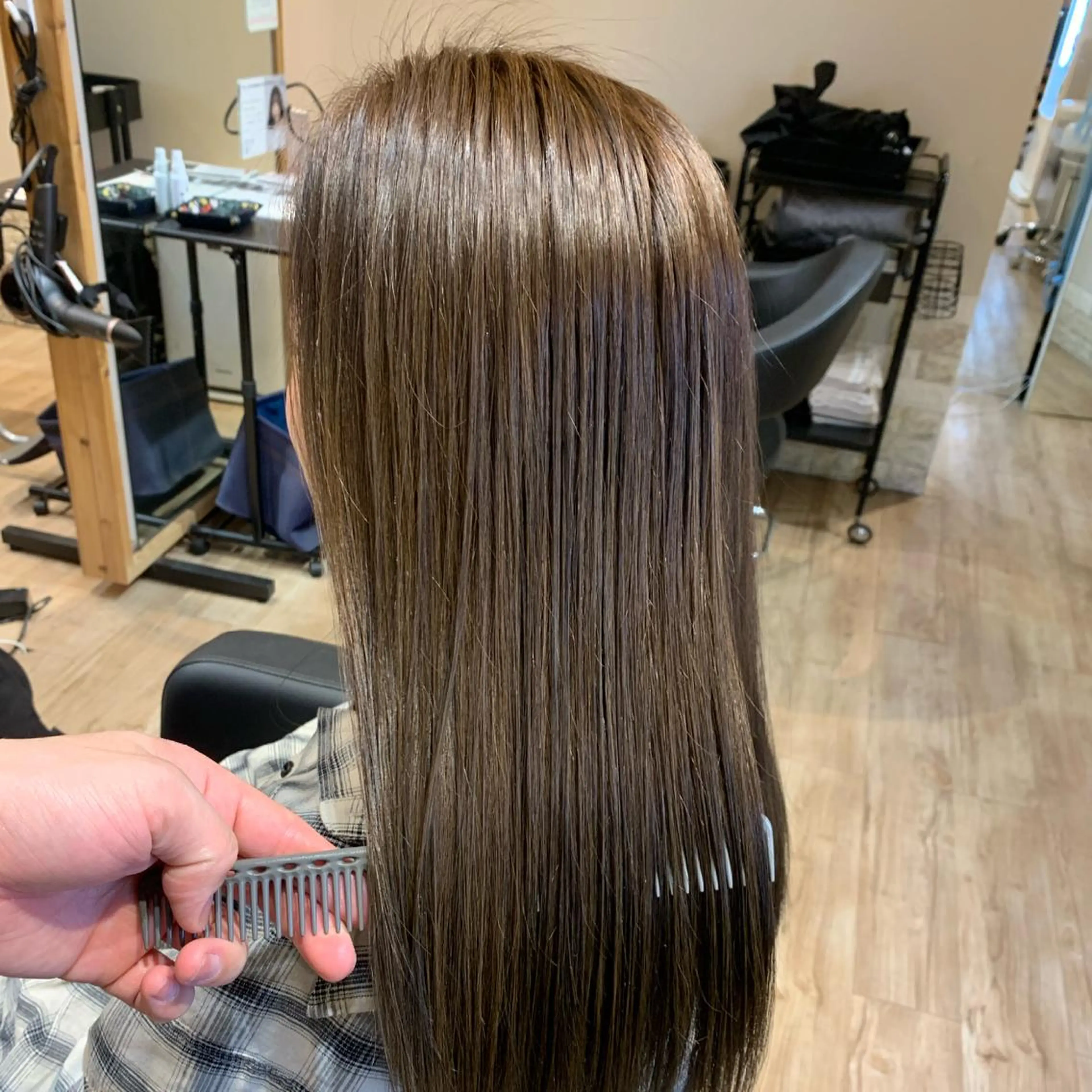 セミロング カラー アッシュ ベージュカラー 大久保 隆蔵のヘアスタイル