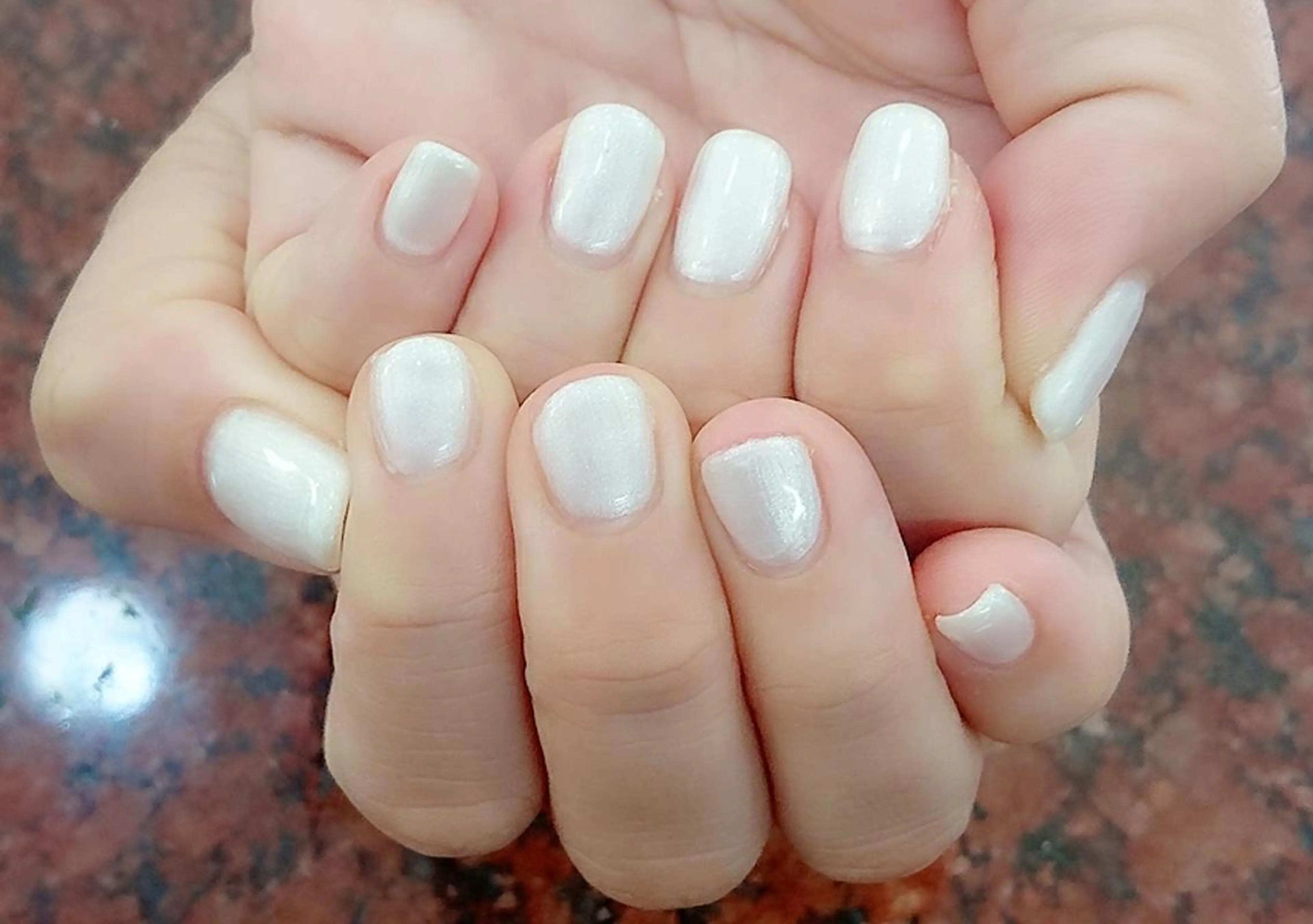 ネイル ホワイト 🍒当日もOK🍒 𝑳𝑼𝑵𝑨花井のネイルデザイン