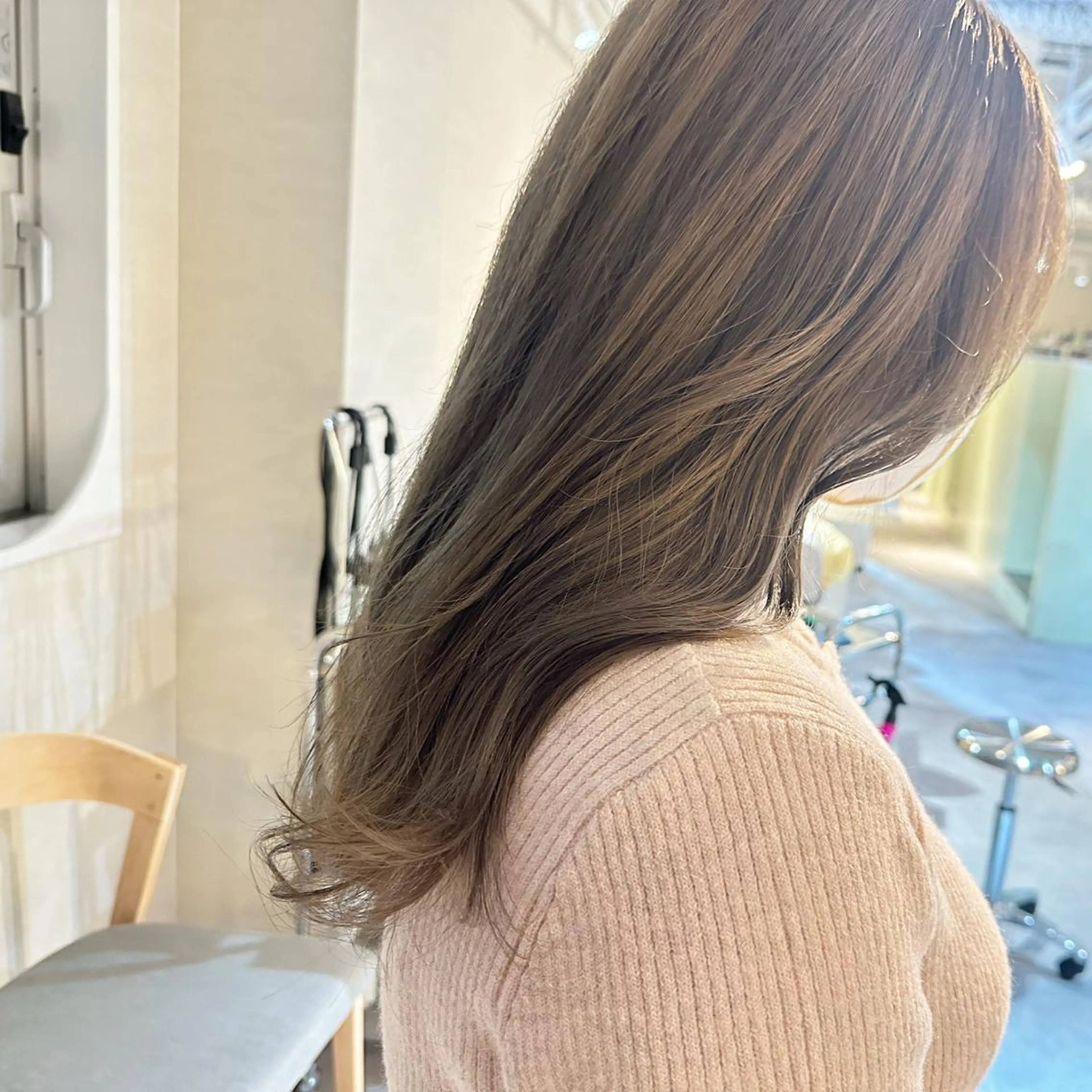 ロング カラー ベージュカラー ブリーチ 【Uneユヌ】菊地 春那のヘアスタイル