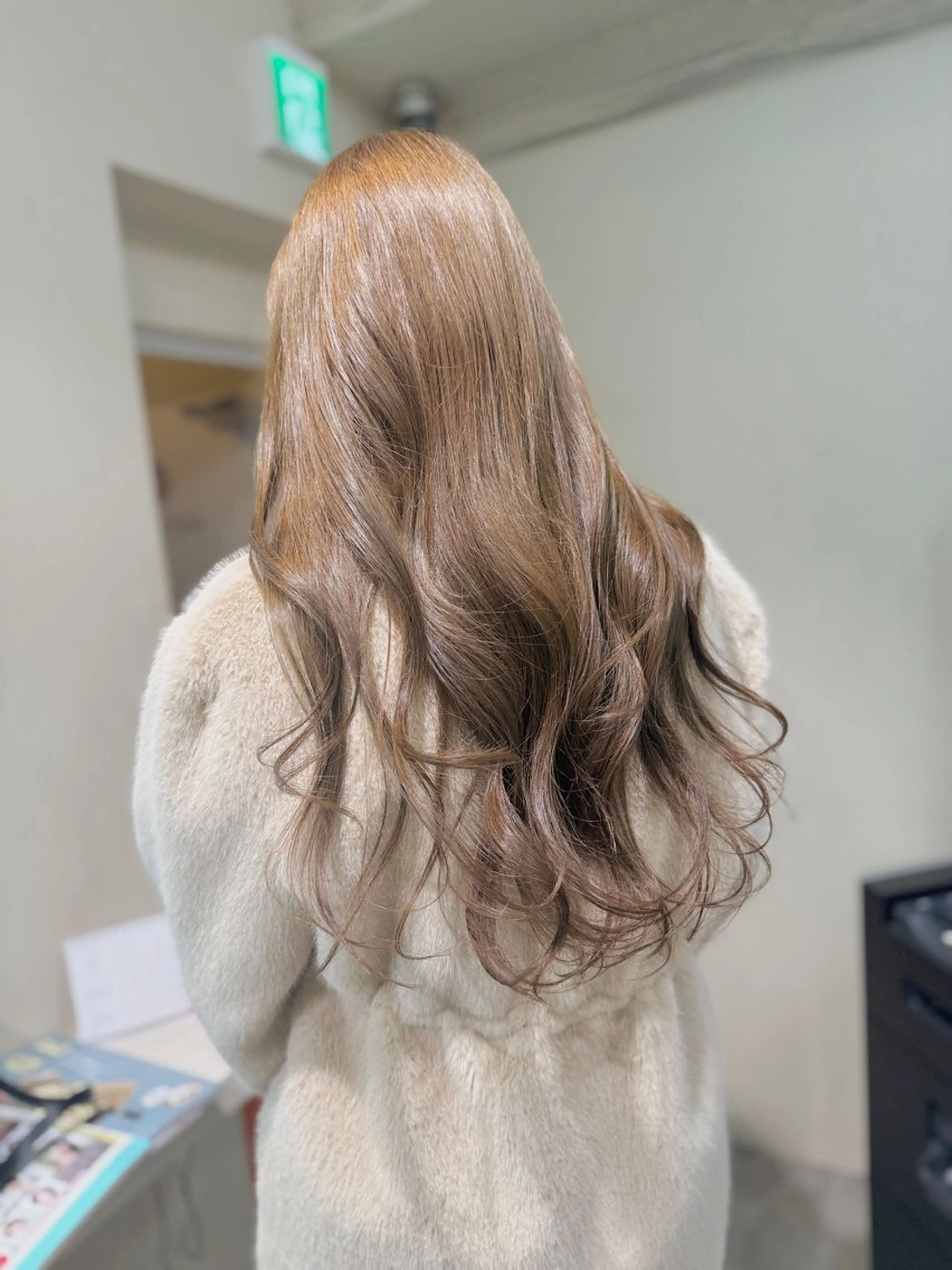 ロング カラー ベージュカラー ブリーチ ミルクティーベージュ ブリーチなしカラー カット トリートメント レイヤーカット 大和健生のヘアスタイル