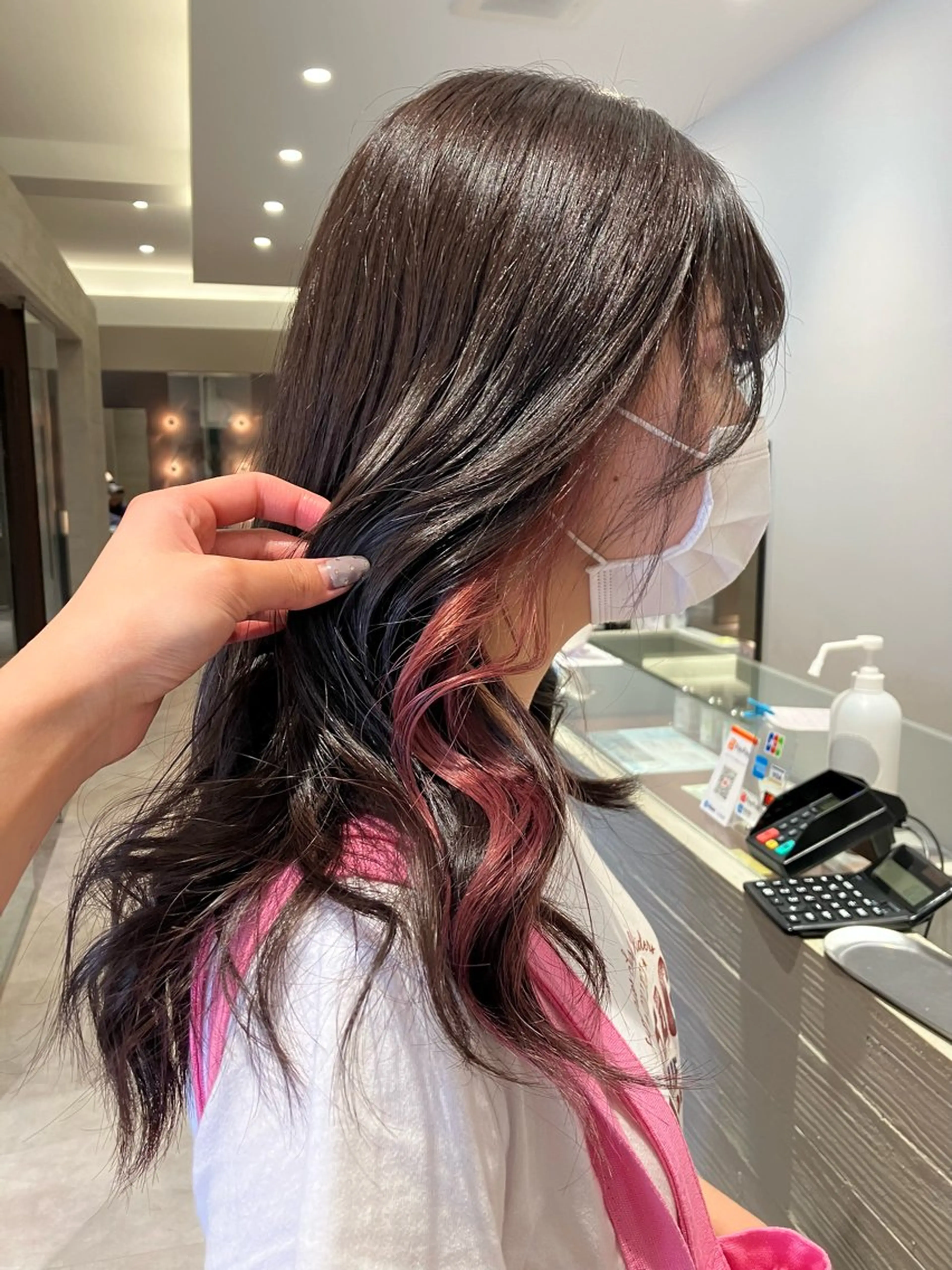 ロング カラー インナーカラー ピンクカラー サキ🤍ハイトーン 🩰くびれ巻きヘアのヘアスタイル