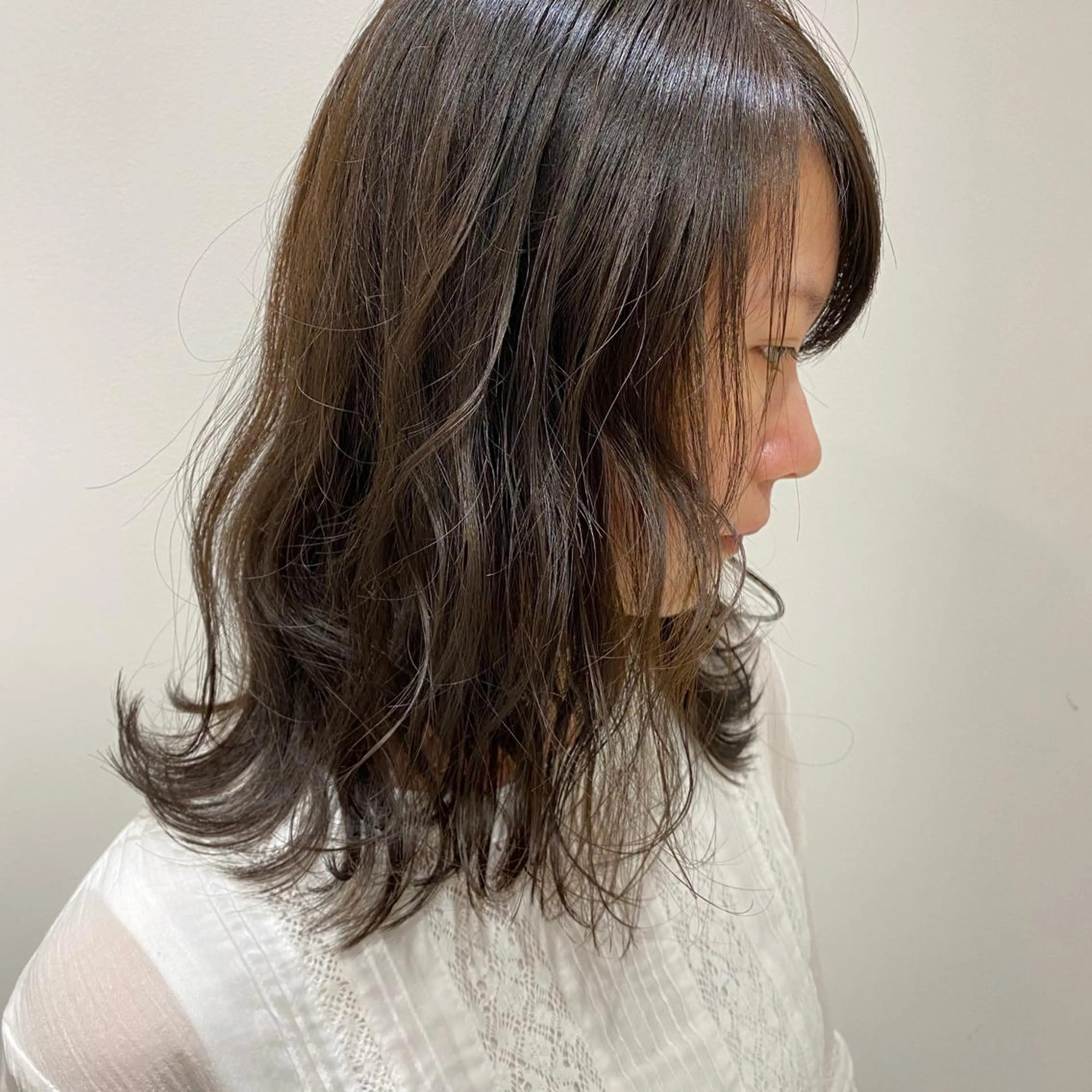 セミロング カラー ベージュカラー ブリーチ ブリーチなしカラー オリーブベージュ 入江 志穂のヘアスタイル