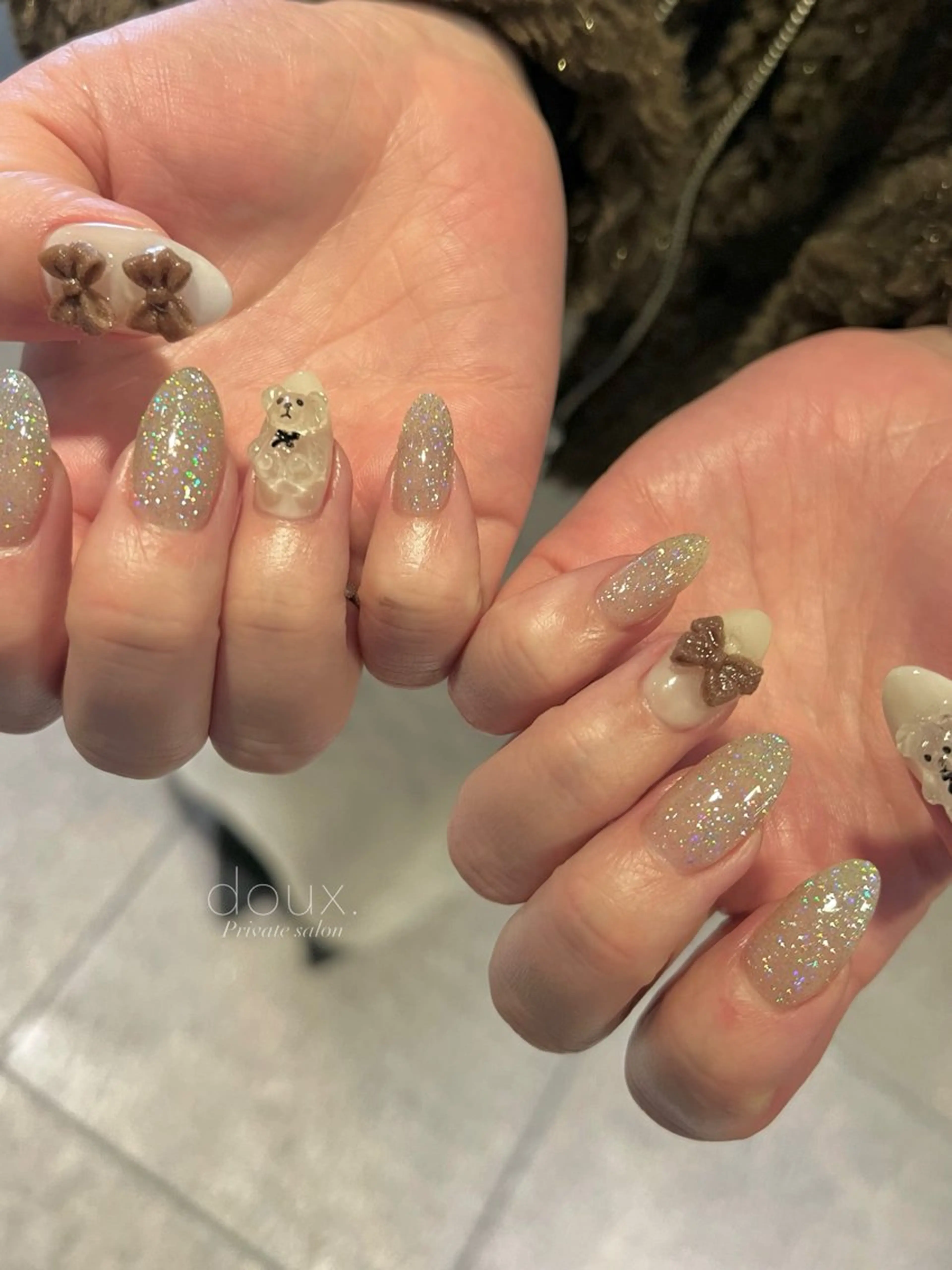 ネイル フラッシュネイル キラキラネイル 韓国ネイル リボン 冬ネイル ハンドネイル doux. nailのネイルデザイン