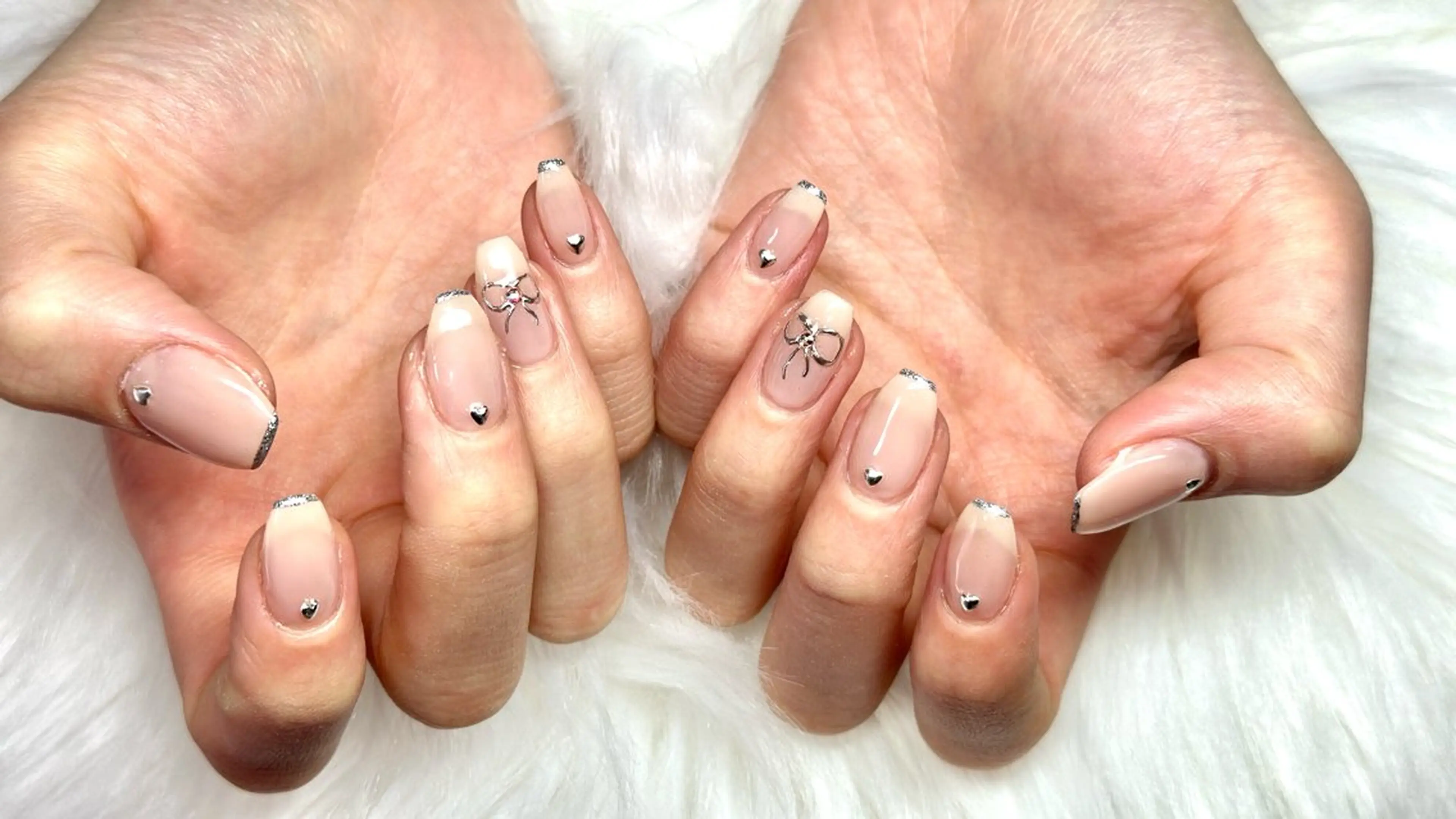 ネイル リボン シルバー Queenie nailのネイルデザイン
