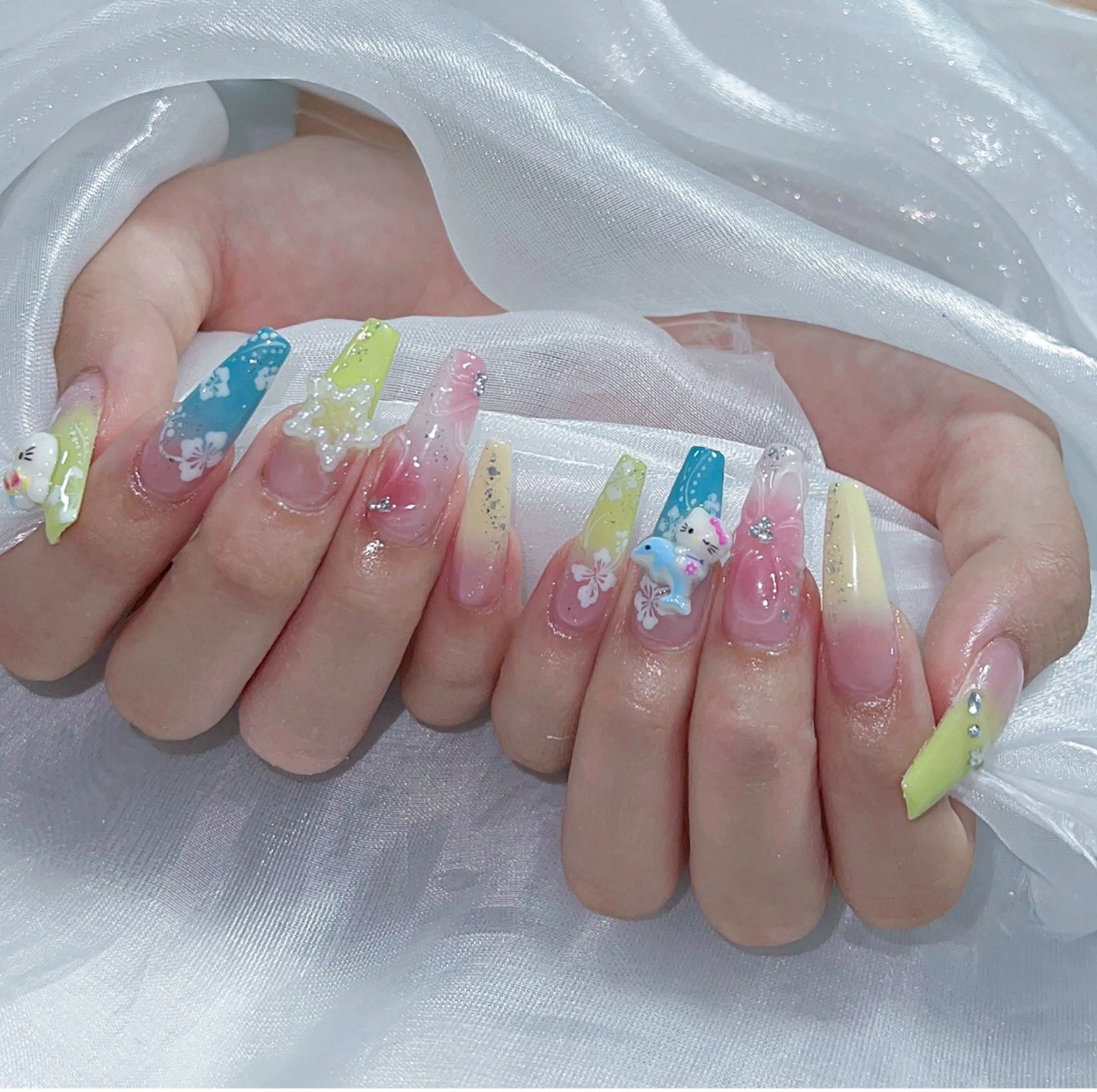 ネイル オーロラネイル クリアネイル フラッシュネイル ジェルネイル グラデーション ハンドネイル LilyLala Nail所属・LilyLala Nailsalonのネイルデザイン