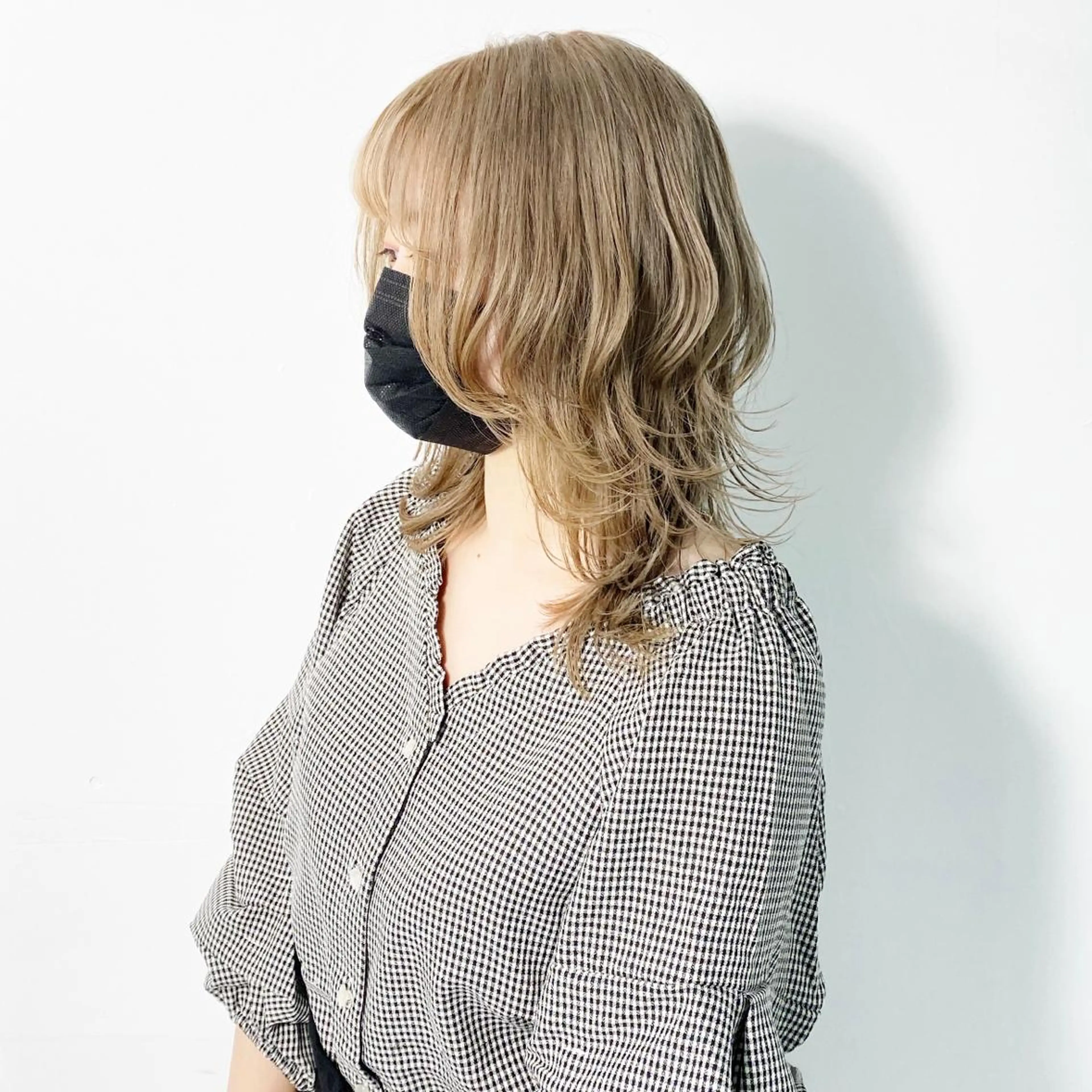 ミディアム カラー ヘアアレンジ ミディアムレイヤー ミストバング ベージュカラー ブロンド ブロンドベージュ ヘアカラー トリートメント 大橋 拓巳のヘアスタイル