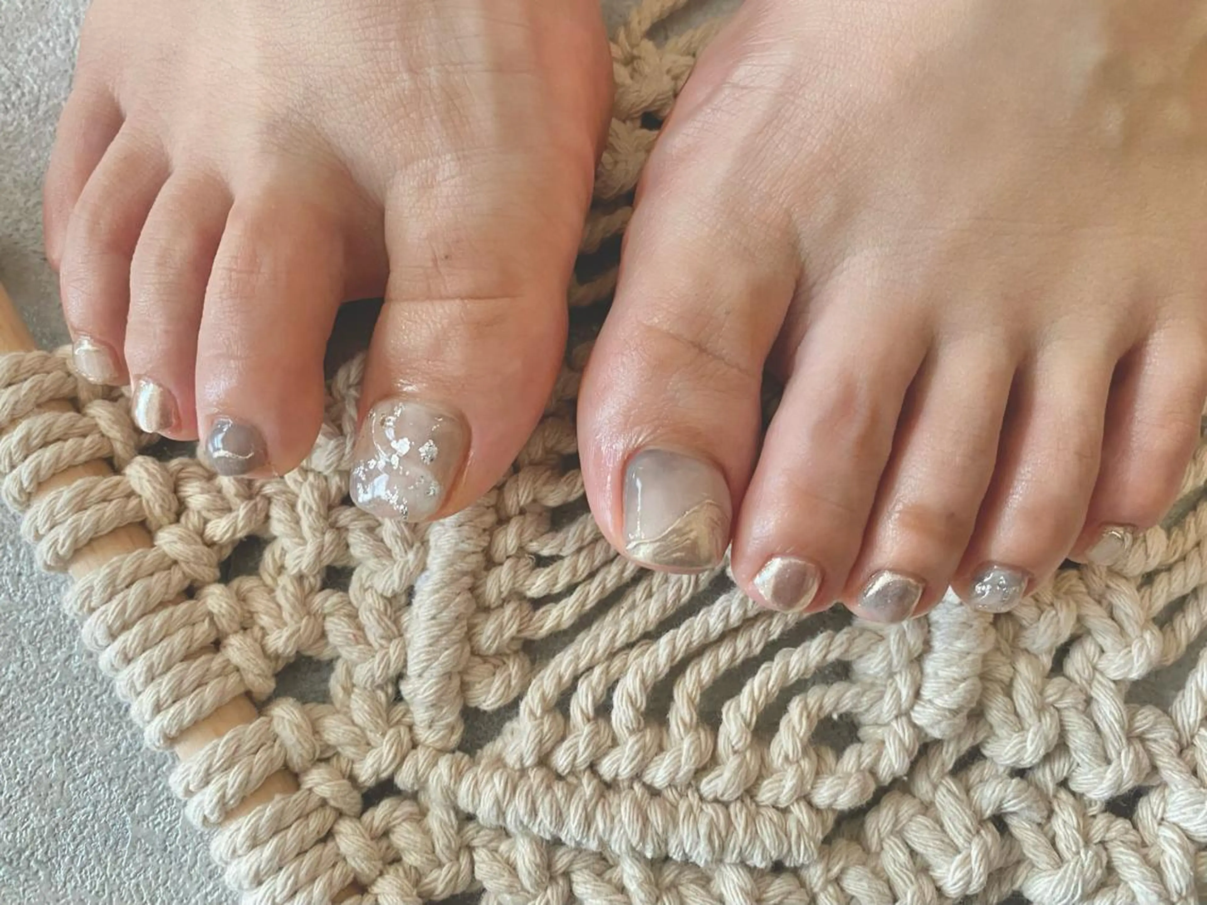 ネイル フットネイル ミラーネイル 持ち込み フットネイル ëmma nail_ by chulaのネイルデザイン