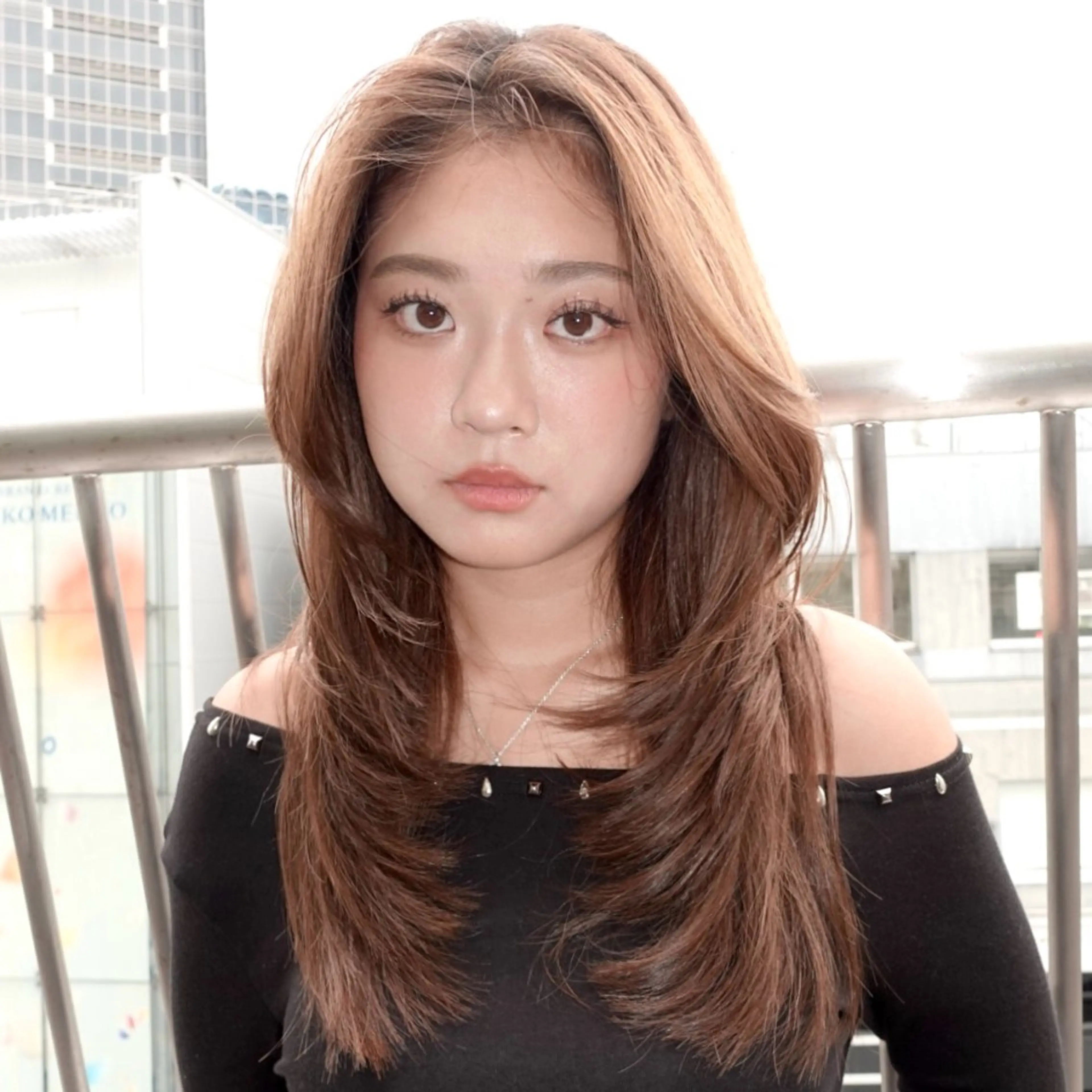 セミロング カラー 黒髪 レイヤーカット カット ヘアカラー トリートメント レイヤーカット ダブルカラーのヘアスタイル