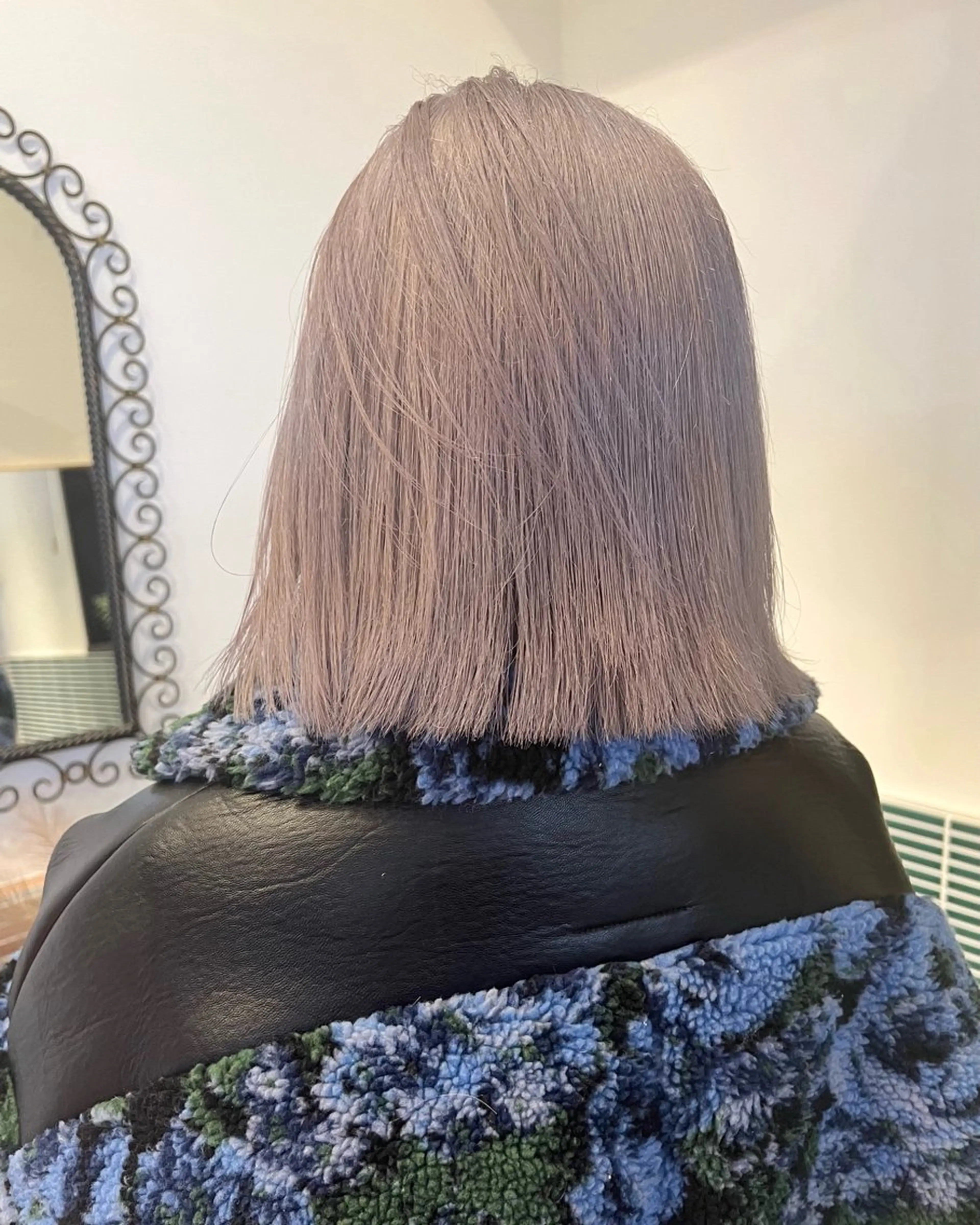ミディアム カット ヘアカラー ミルクティーベージュ outaのヘアスタイル