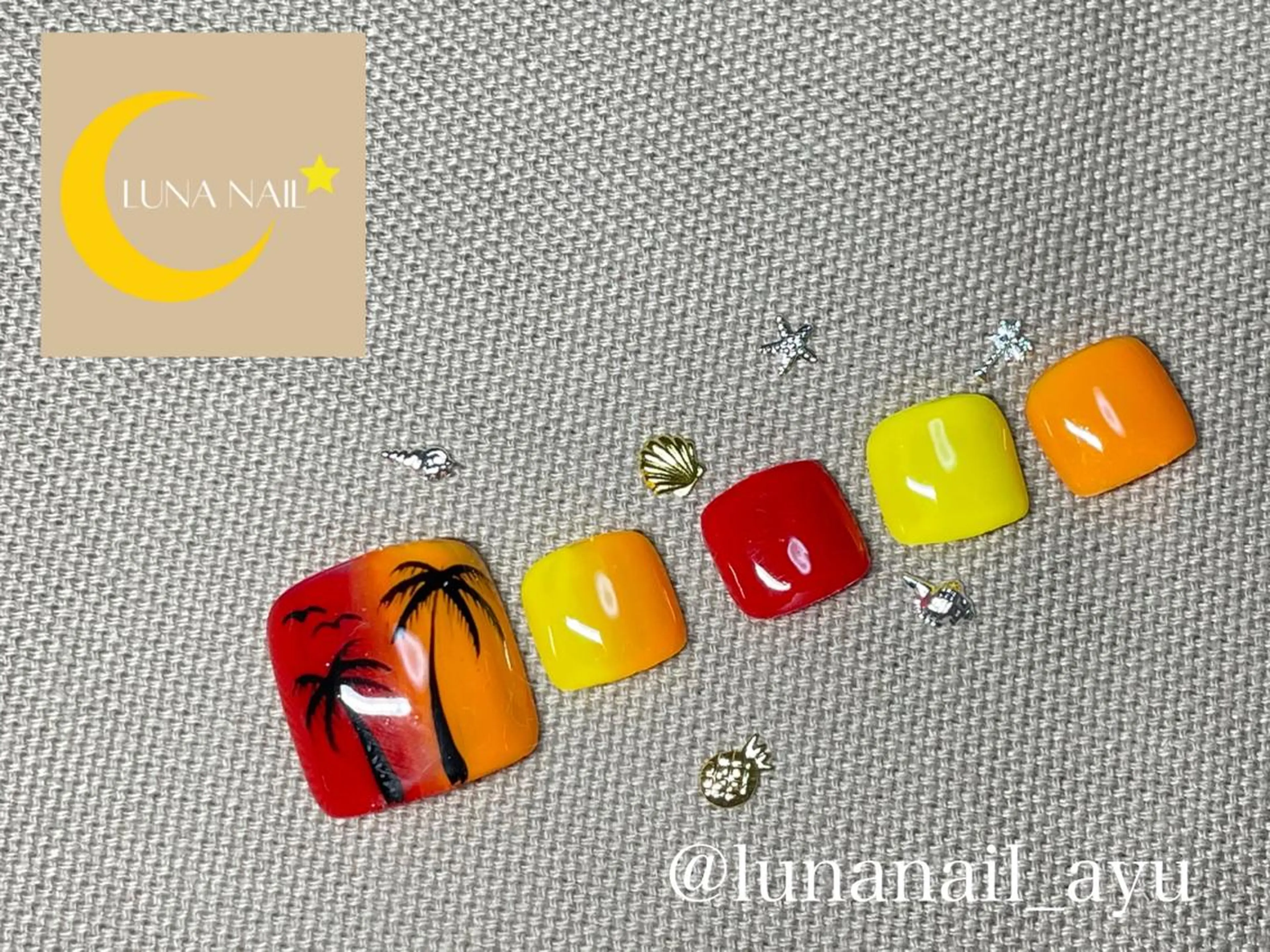 ネイル フットネイル 夏ネイル 🌙LUNA  NAIL⭐️所属・LUNA NAIL ayuのネイルデザイン