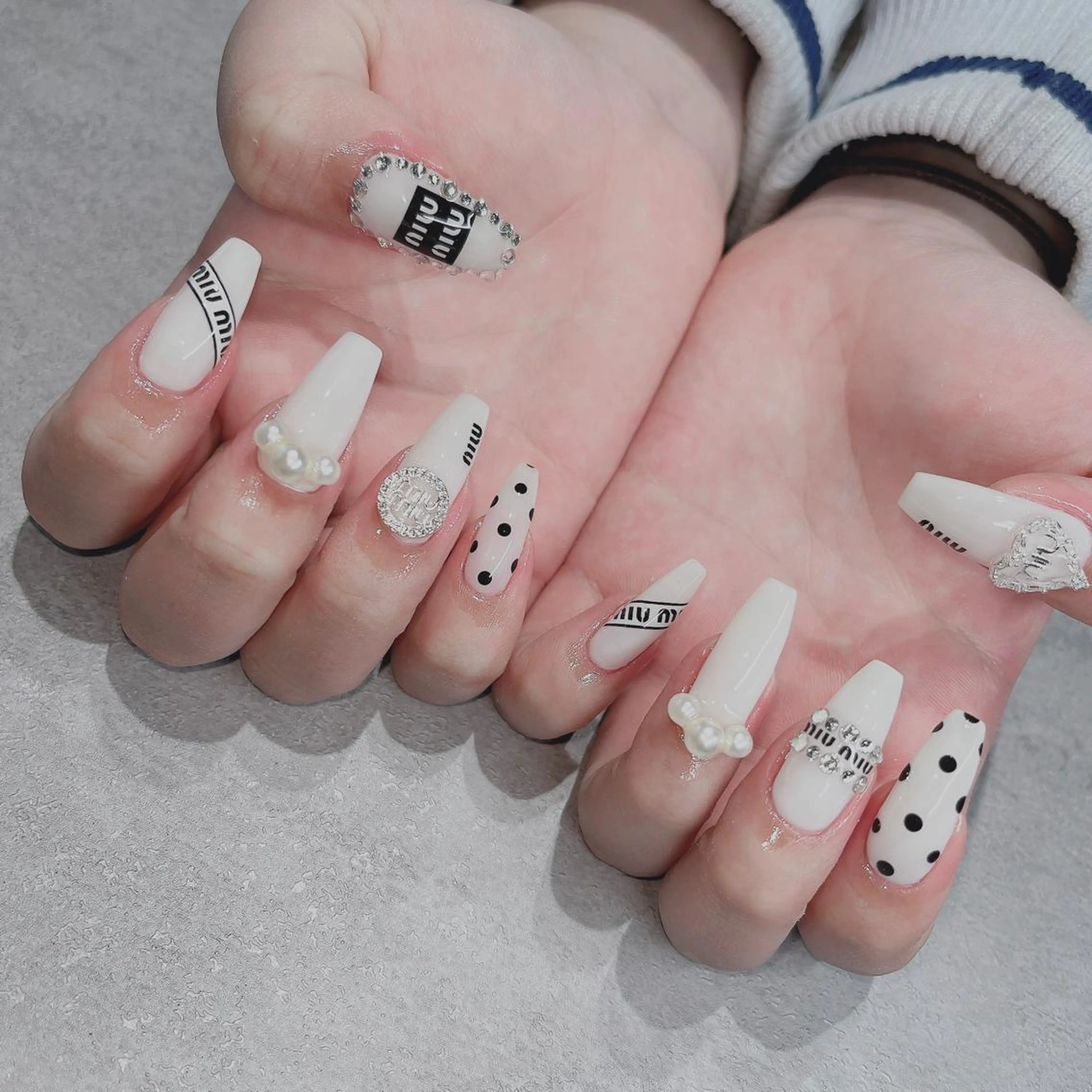 ネイル フットネイル フレンチネイル ジェルネイル ラメ(グリッター) ラメグラデーション NEO Beauty Salon所属・𝐍𝐄𝐎 𝐉𝐔𝐑𝐈のネイルデザイン