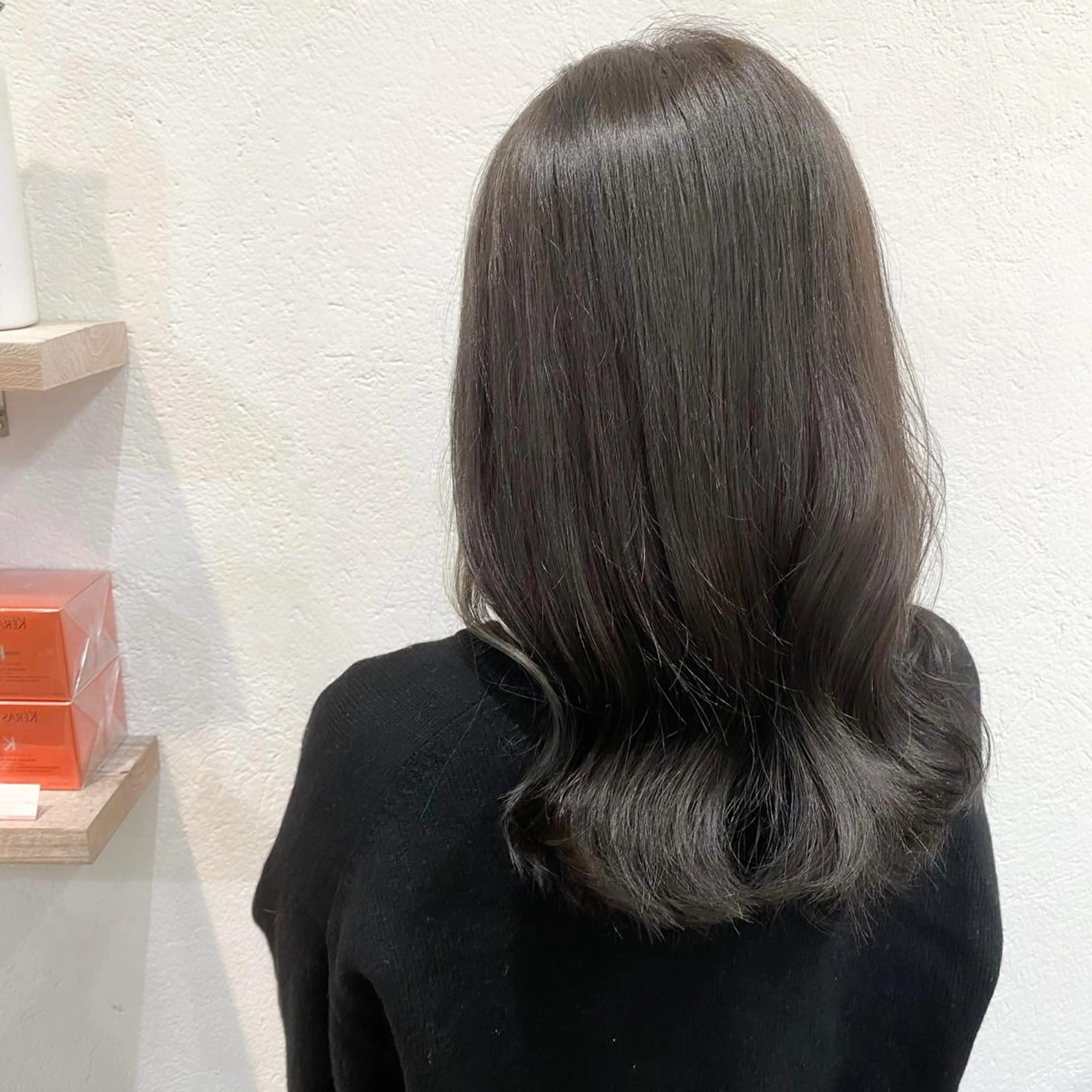 ミディアム ブリーチなしカラー/ 顔周りレイヤーカットのヘアスタイル