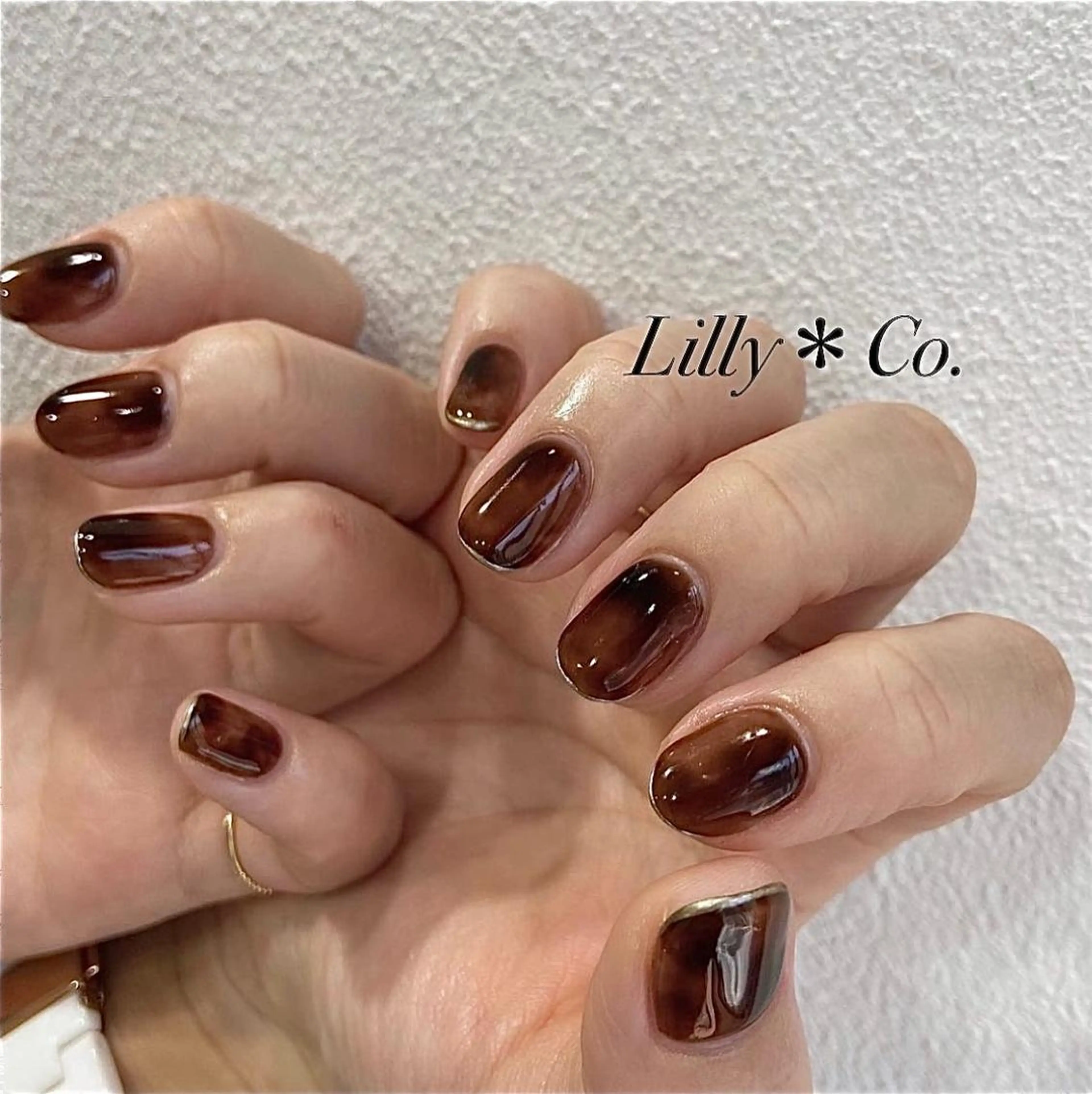 ネイル べっ甲ネイル ゴールド ニュアンスネイル ハンドネイル ハンドケア Lilly Co.のネイルデザイン