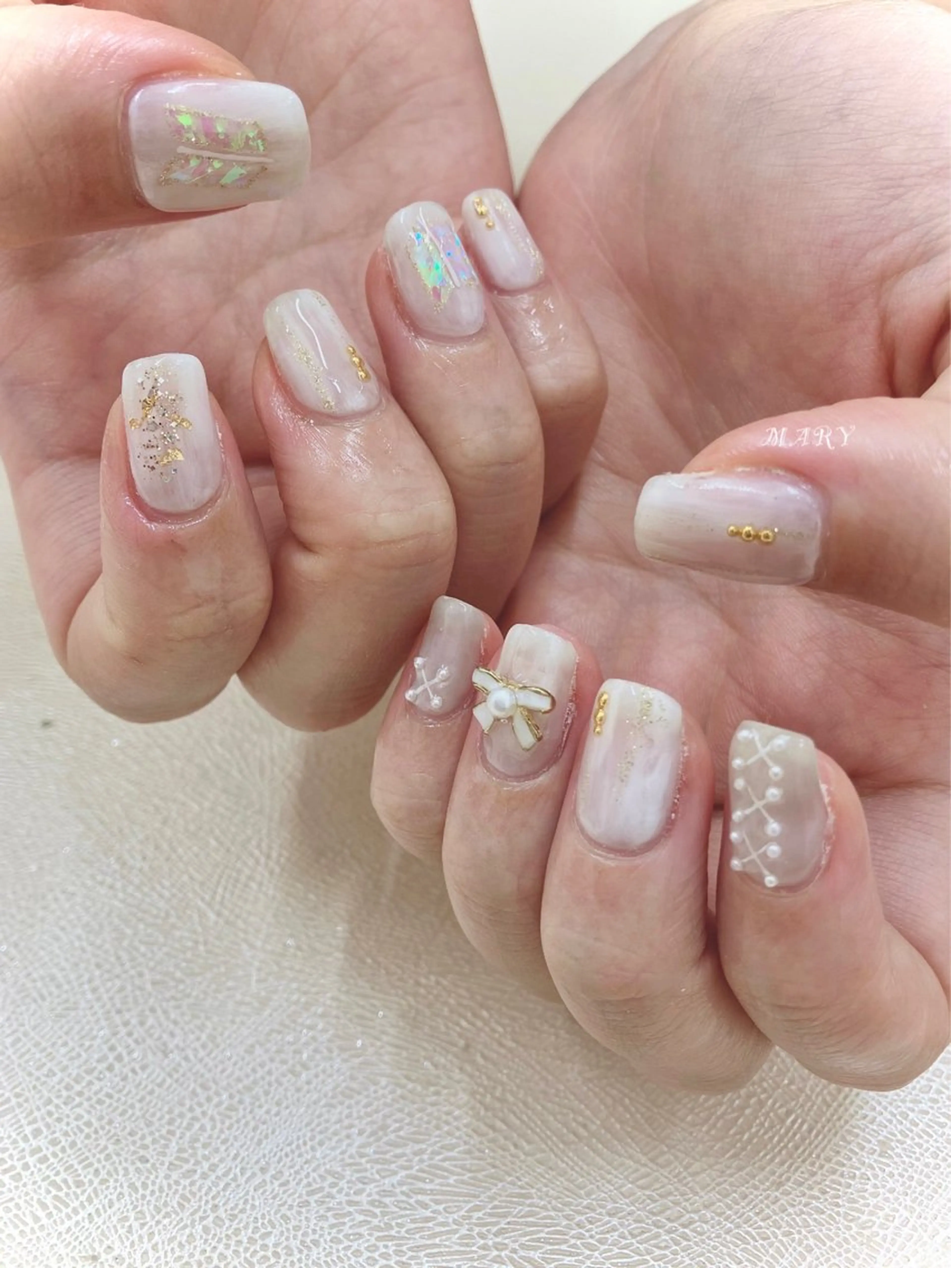 ネイル ゴールド ニュアンスネイル リボン ホワイト ハンドネイル Mary nail所属・Mary nail .narumiのネイルデザイン