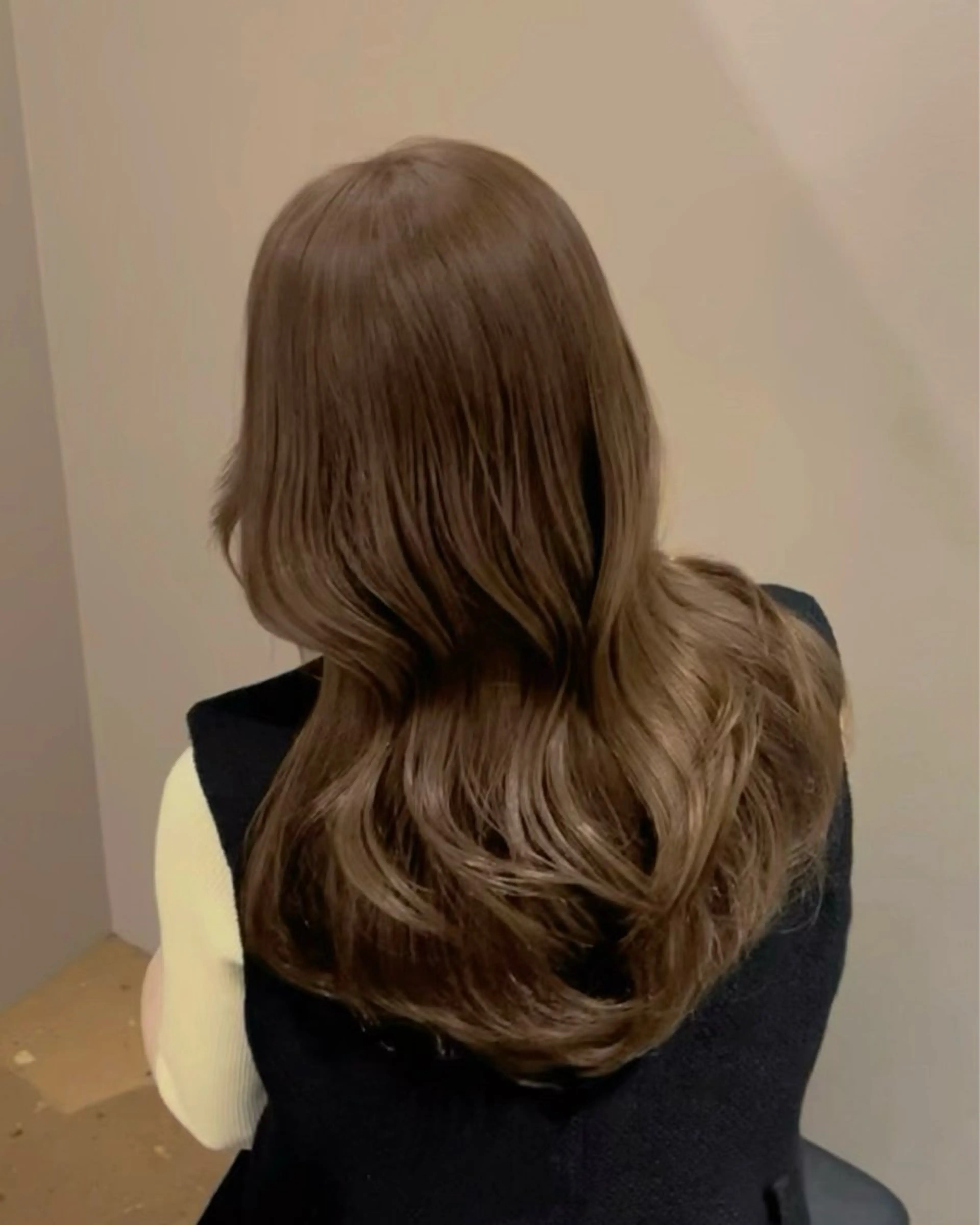 ミディアム カラー パーマ アッシュ アッシュグレー アッシュグレージュ ベージュカラー ブリーチ カット ヘアカラー トリートメント ブリーチなし/ ベージュ/akiraのヘアスタイル