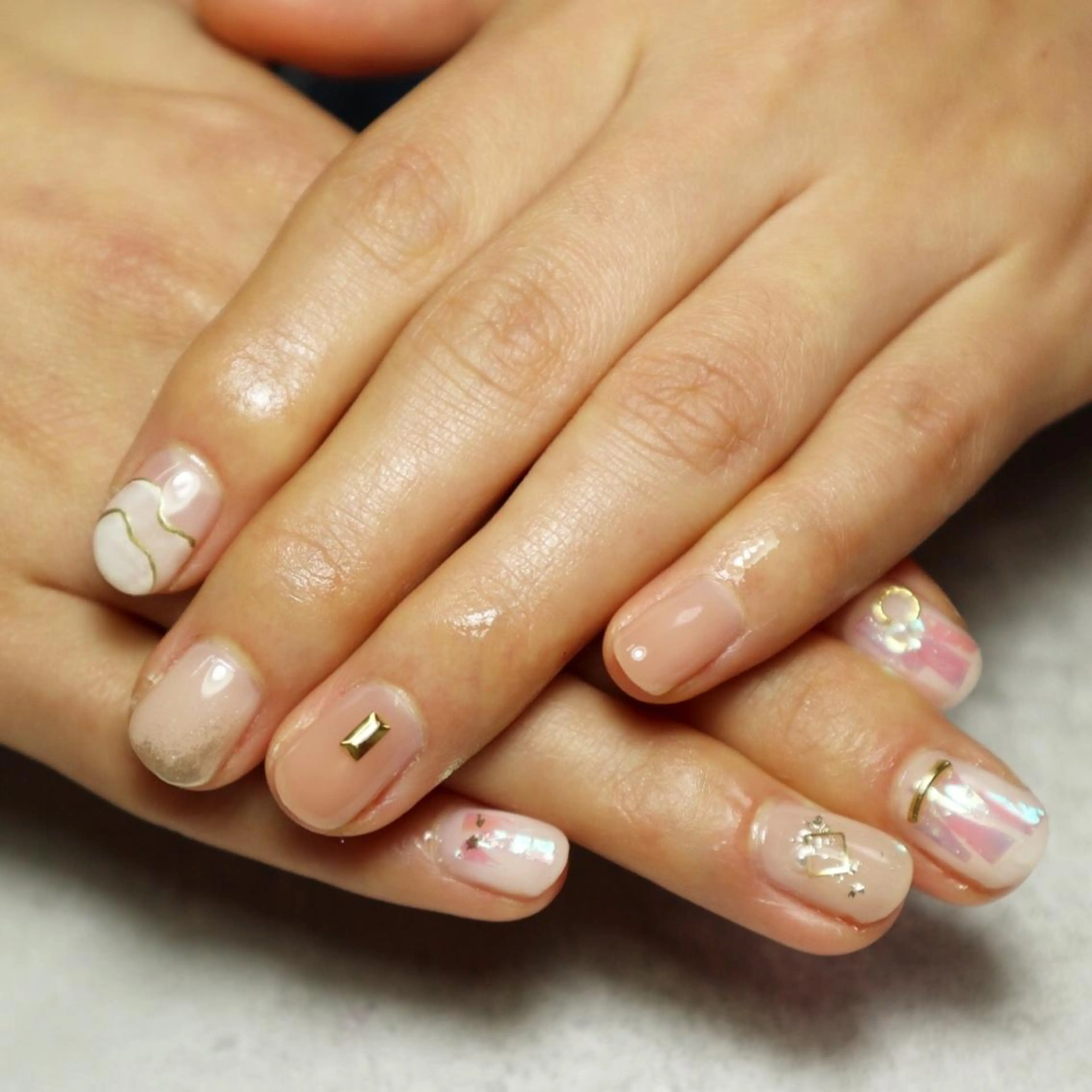 ショート ネイル ニュアンスネイル 高田 ちかこのネイルデザイン