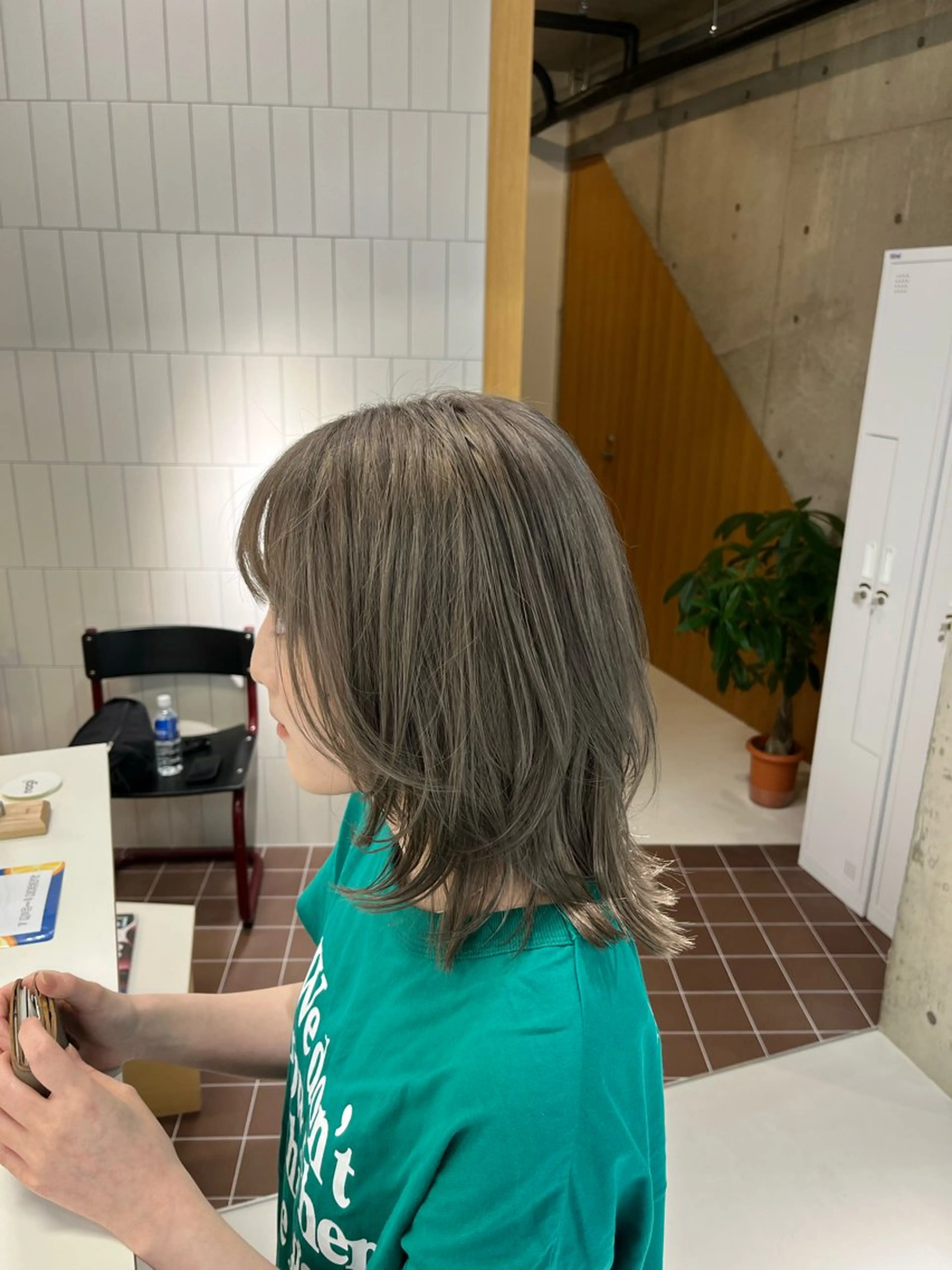 ミディアム カラー ブリーチ 透明感カラー デザインカラー グレージュ ハイトーンカラー ヘアカラー トリートメント nagi所属・千種／ブリーチ／ 韓国風／レイヤー推しのヘアスタイル