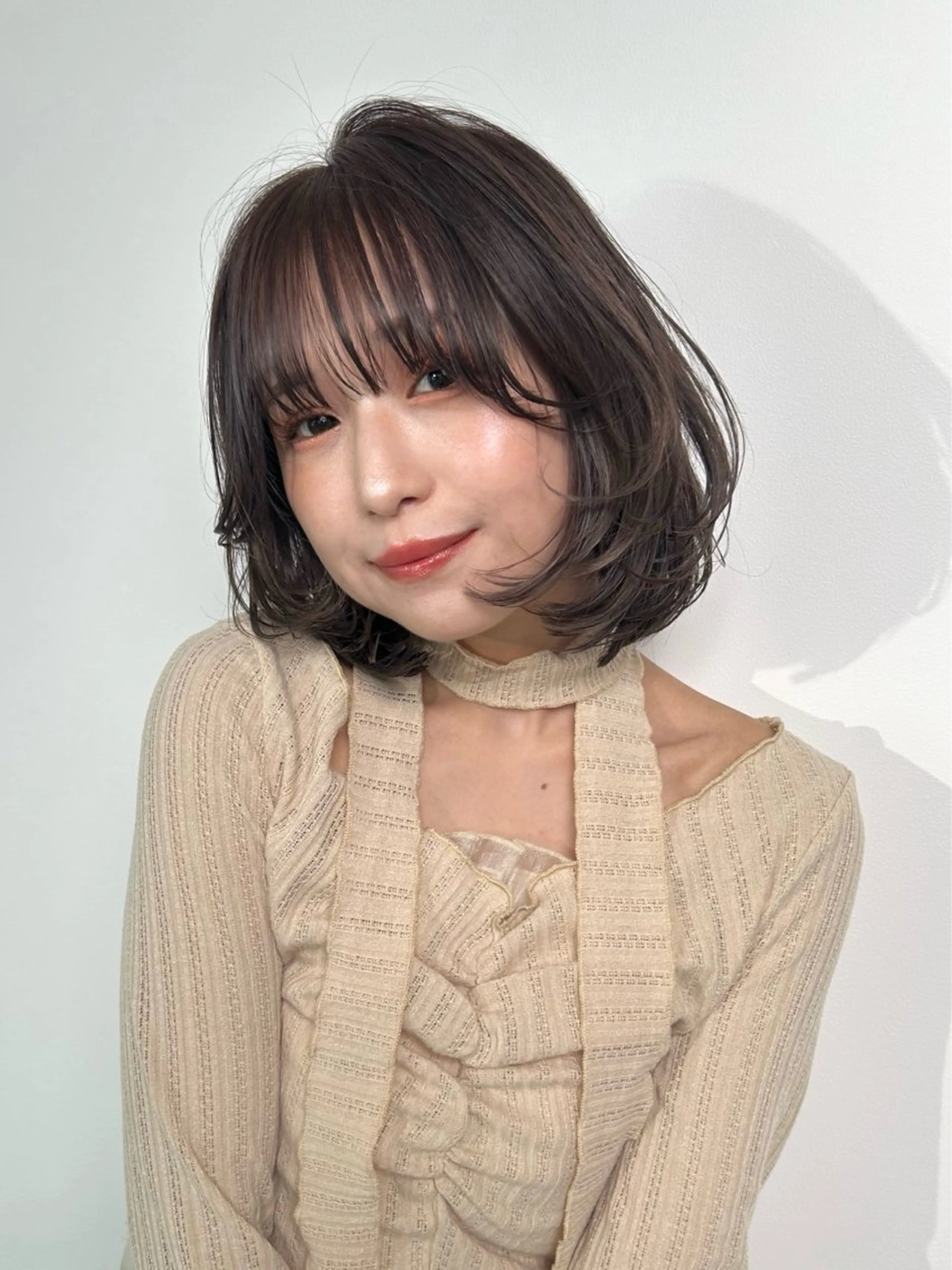 ミディアム カラー ヘアアレンジ アッシュ ベージュカラー ブリーチ ダブルカラー グレージュ カット ヘアカラー 縮毛矯正 トリートメント mao透明感カラー 似合わせヘアメイクのヘアスタイル