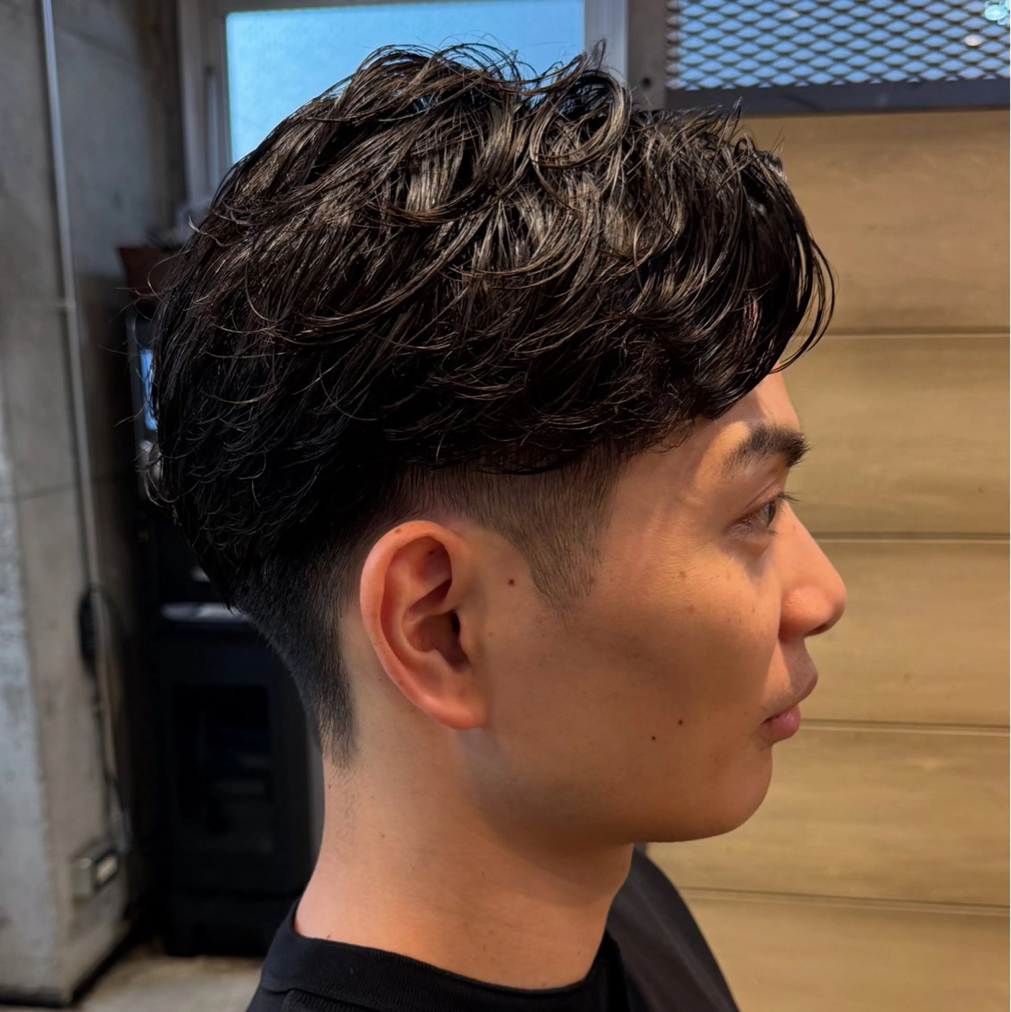 ショート パーマ メンズ ビジネス センターパート フェードカット フェザーパーマ メンズ韓国風 カット パーマ トリートメント ヘアセット 新宿メンズパーマ TAKEのヘアスタイル
