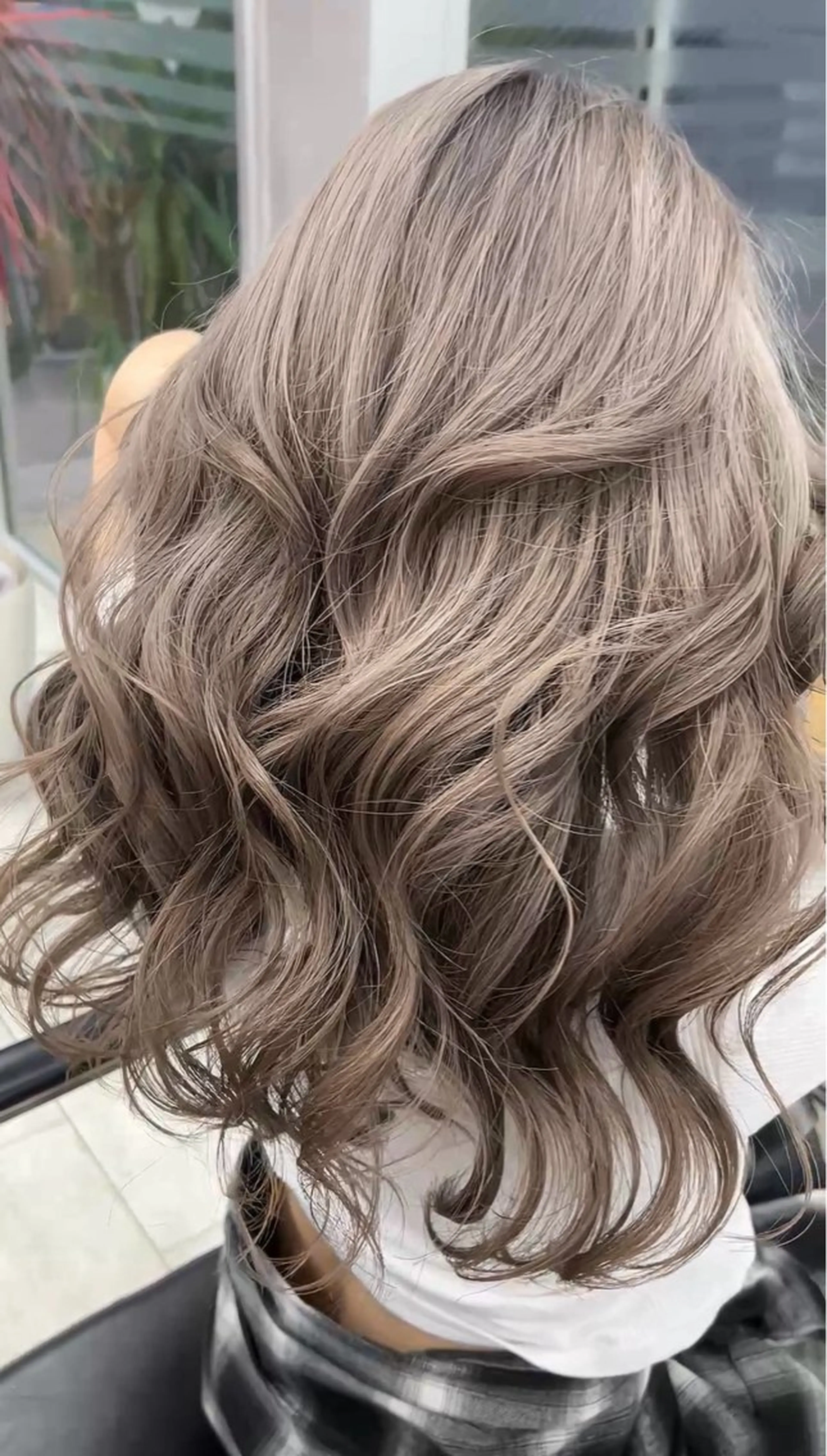 セミロング カラー Kvell&Co.所属・ハイトーン カラーのヘアスタイル