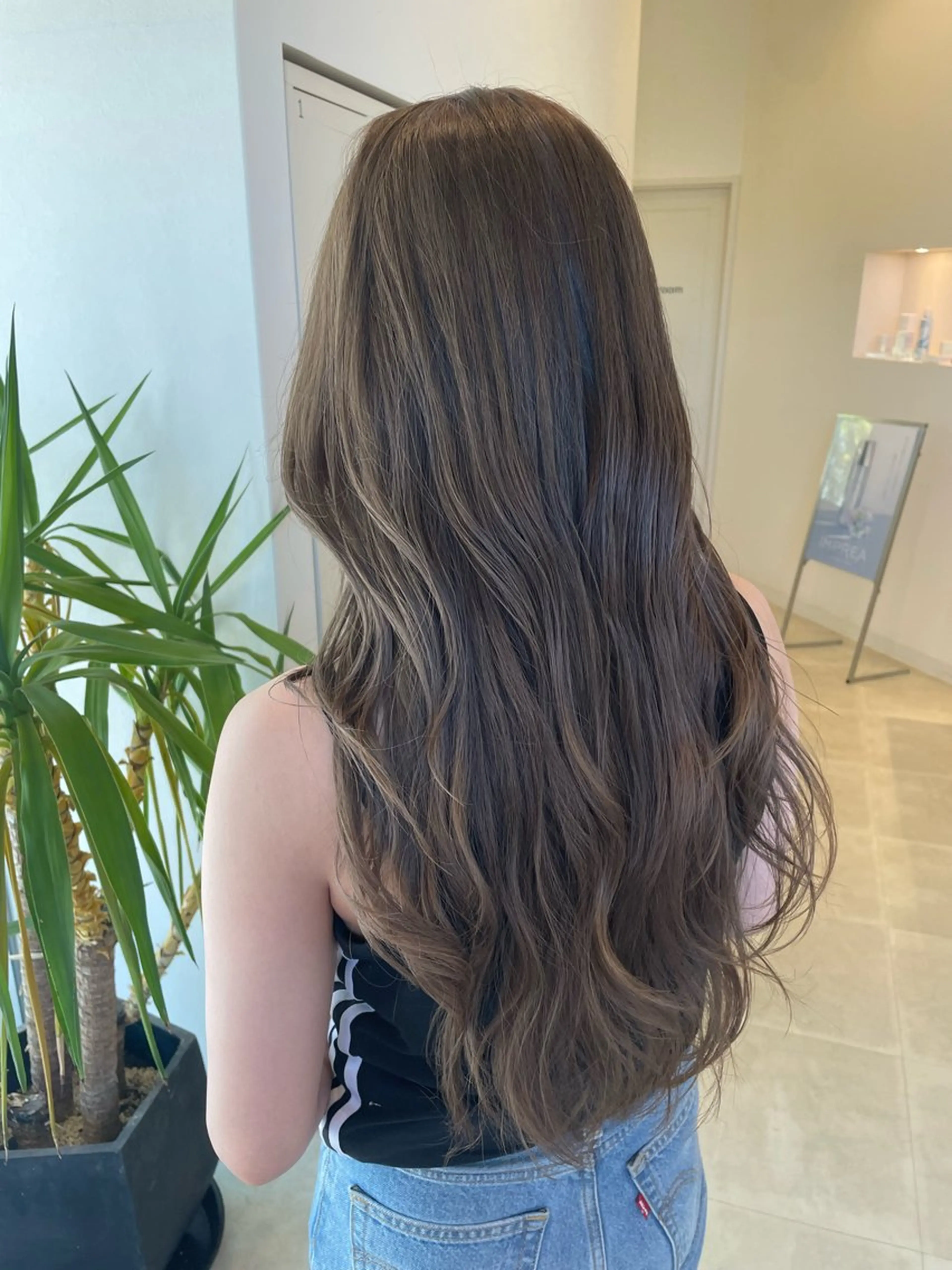 ロング カラー ベージュカラー ミルクティーベージュ ハイレイヤー レイヤーカット ヘアカラー 長岡 香澄のヘアスタイル
